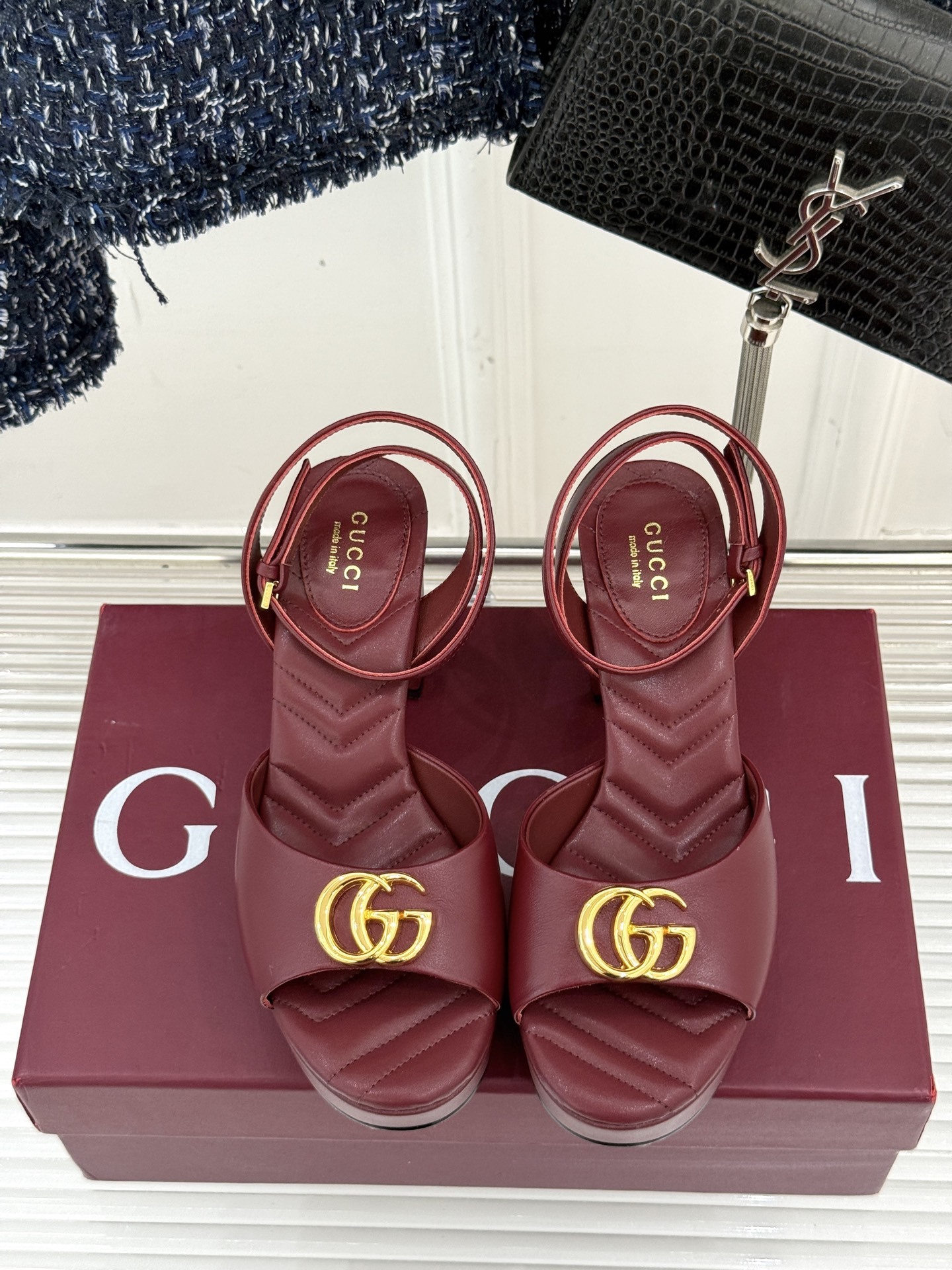 Gucci/古驰双G扣防水台高跟凉鞋
标志性双G扣闪耀夺目 张扬品牌魅力
让你在人群中脱颖而出 成为焦