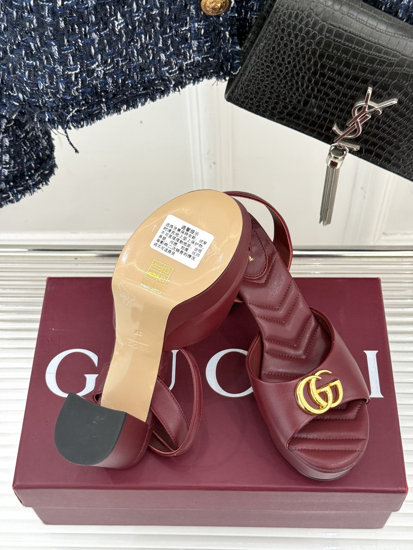 Gucci/古驰双G扣防水台高跟凉鞋
标志性双G扣闪耀夺目 张扬品牌魅力
让你在人群中脱颖而出 成为焦