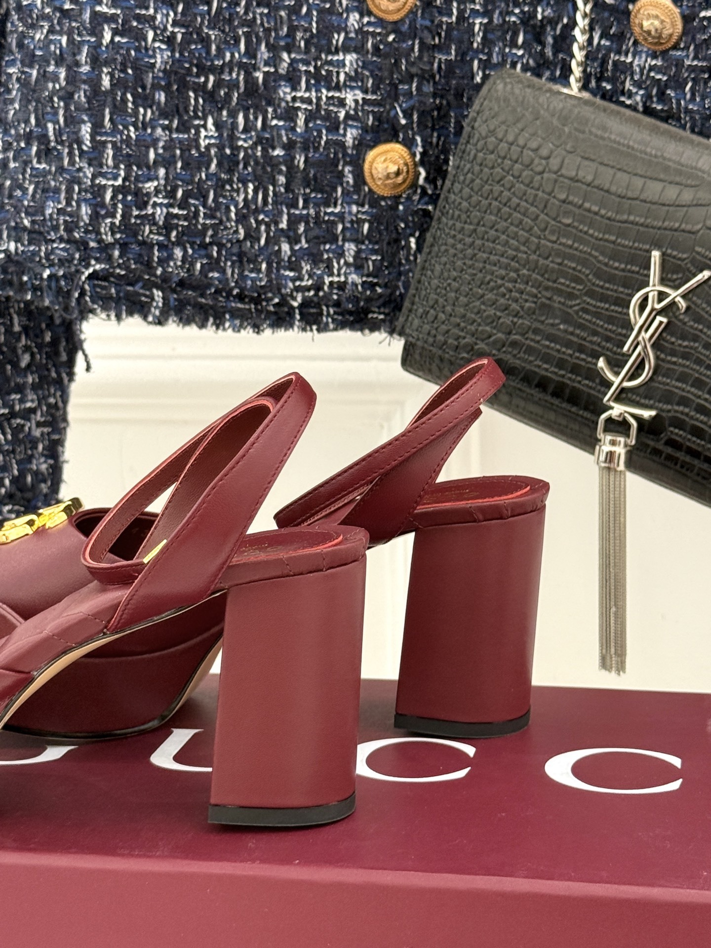 Gucci/古驰双G扣防水台高跟凉鞋
标志性双G扣闪耀夺目 张扬品牌魅力
让你在人群中脱颖而出 成为焦