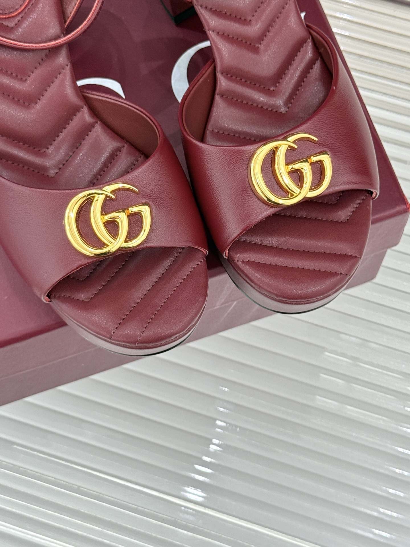 Gucci/古驰双G扣防水台高跟凉鞋
标志性双G扣闪耀夺目 张扬品牌魅力
让你在人群中脱颖而出 成为焦