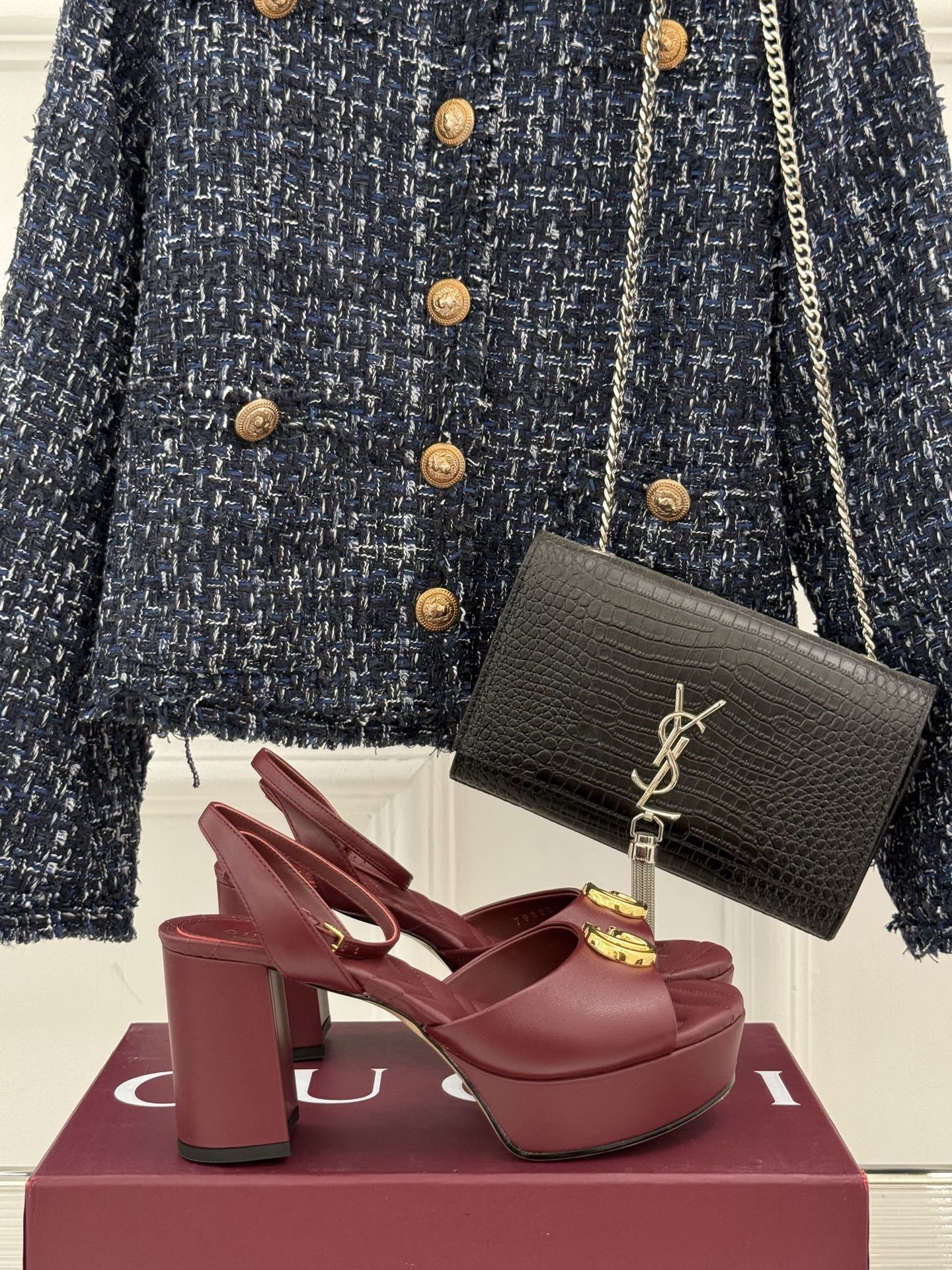 Gucci/古驰双G扣防水台高跟凉鞋
标志性双G扣闪耀夺目 张扬品牌魅力
让你在人群中脱颖而出 成为焦