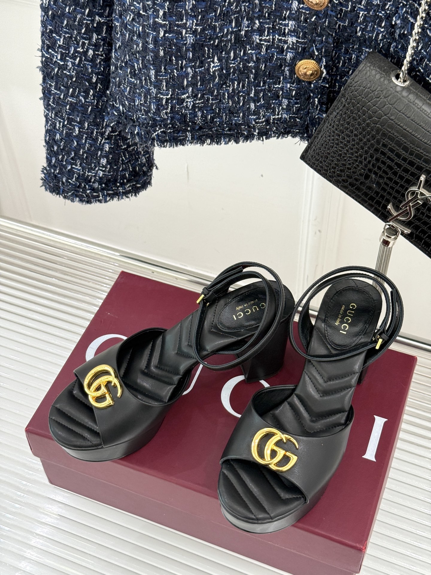 Gucci/古驰双G扣防水台高跟凉鞋
标志性双G扣闪耀夺目 张扬品牌魅力
让你在人群中脱颖而出 成为焦