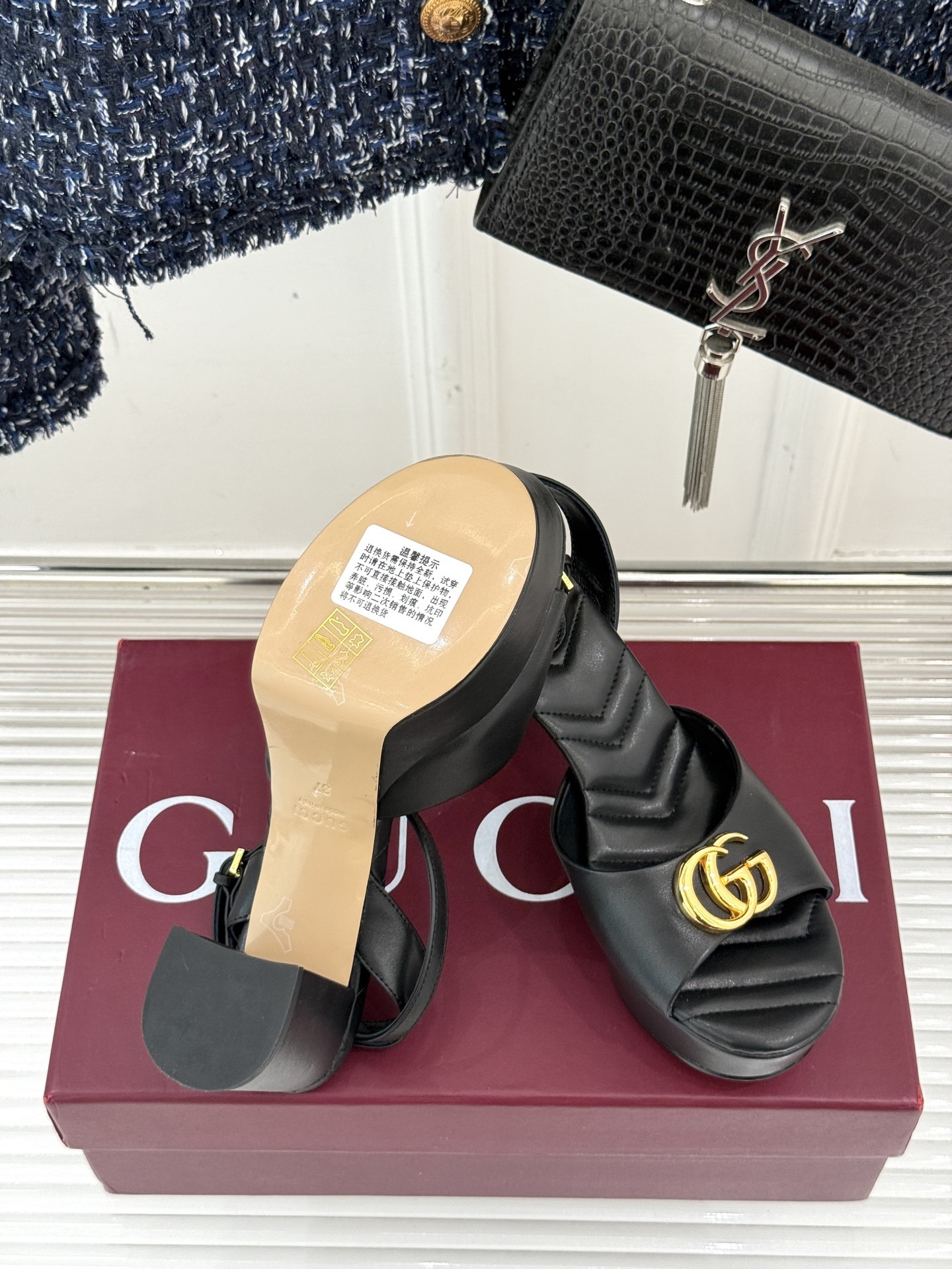 Gucci/古驰双G扣防水台高跟凉鞋
标志性双G扣闪耀夺目 张扬品牌魅力
让你在人群中脱颖而出 成为焦