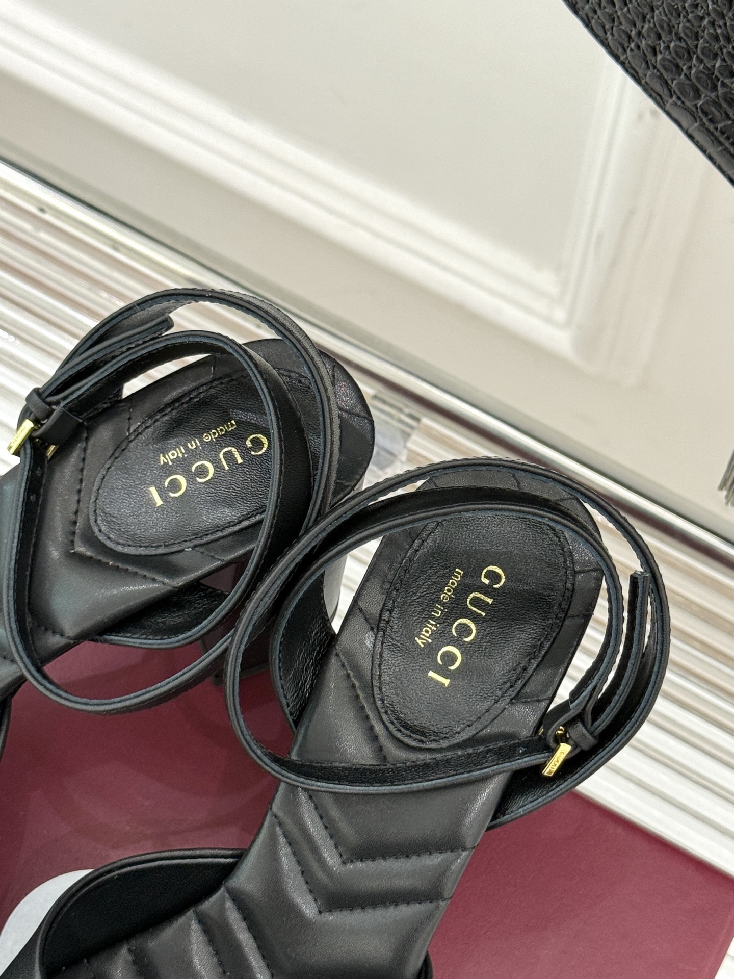 Gucci/古驰双G扣防水台高跟凉鞋
标志性双G扣闪耀夺目 张扬品牌魅力
让你在人群中脱颖而出 成为焦