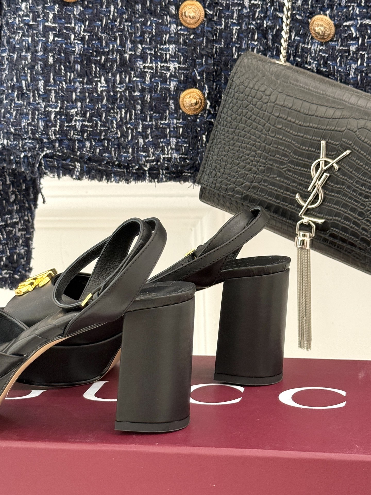 Gucci/古驰双G扣防水台高跟凉鞋
标志性双G扣闪耀夺目 张扬品牌魅力
让你在人群中脱颖而出 成为焦