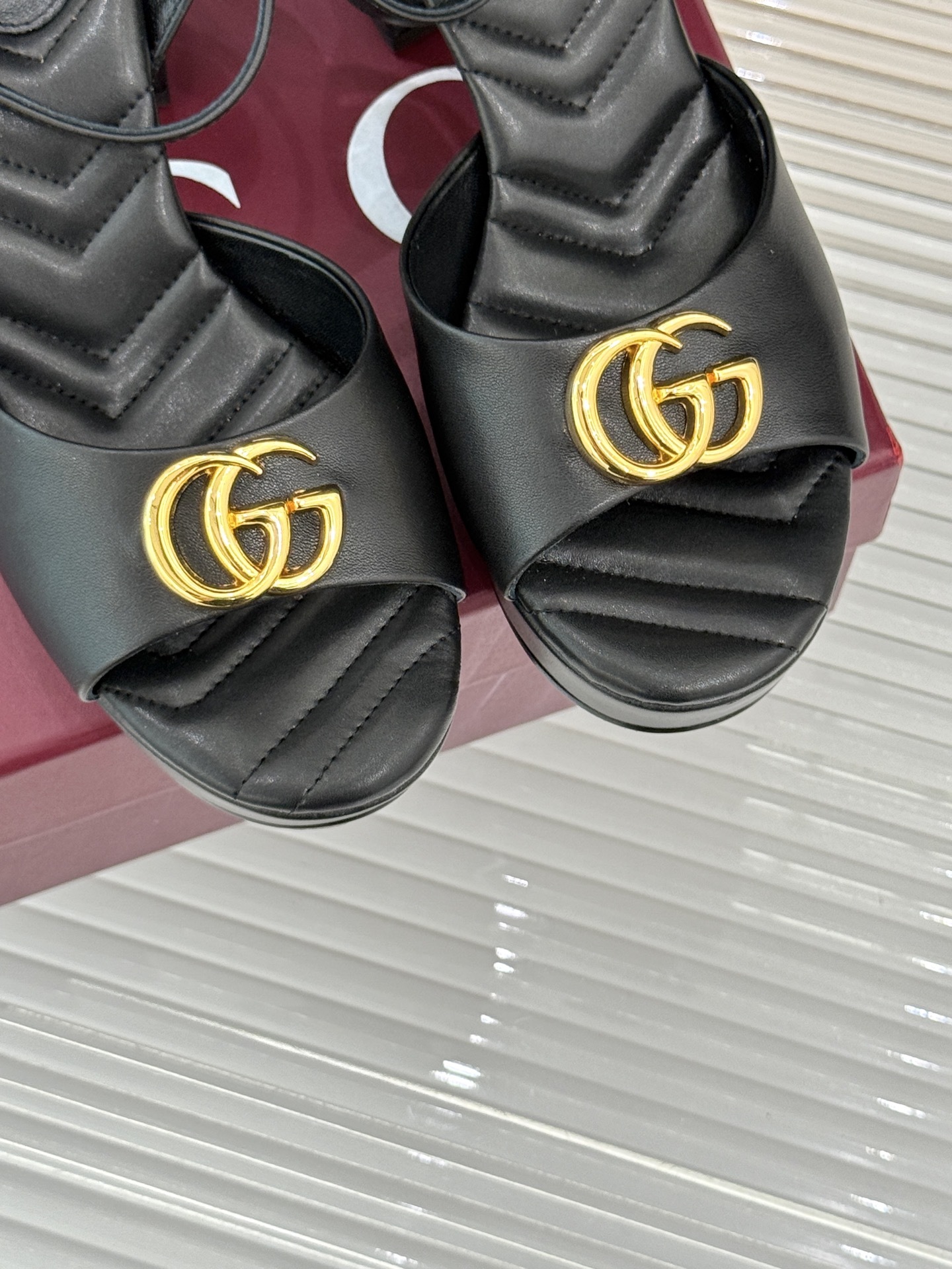 Gucci/古驰双G扣防水台高跟凉鞋
标志性双G扣闪耀夺目 张扬品牌魅力
让你在人群中脱颖而出 成为焦