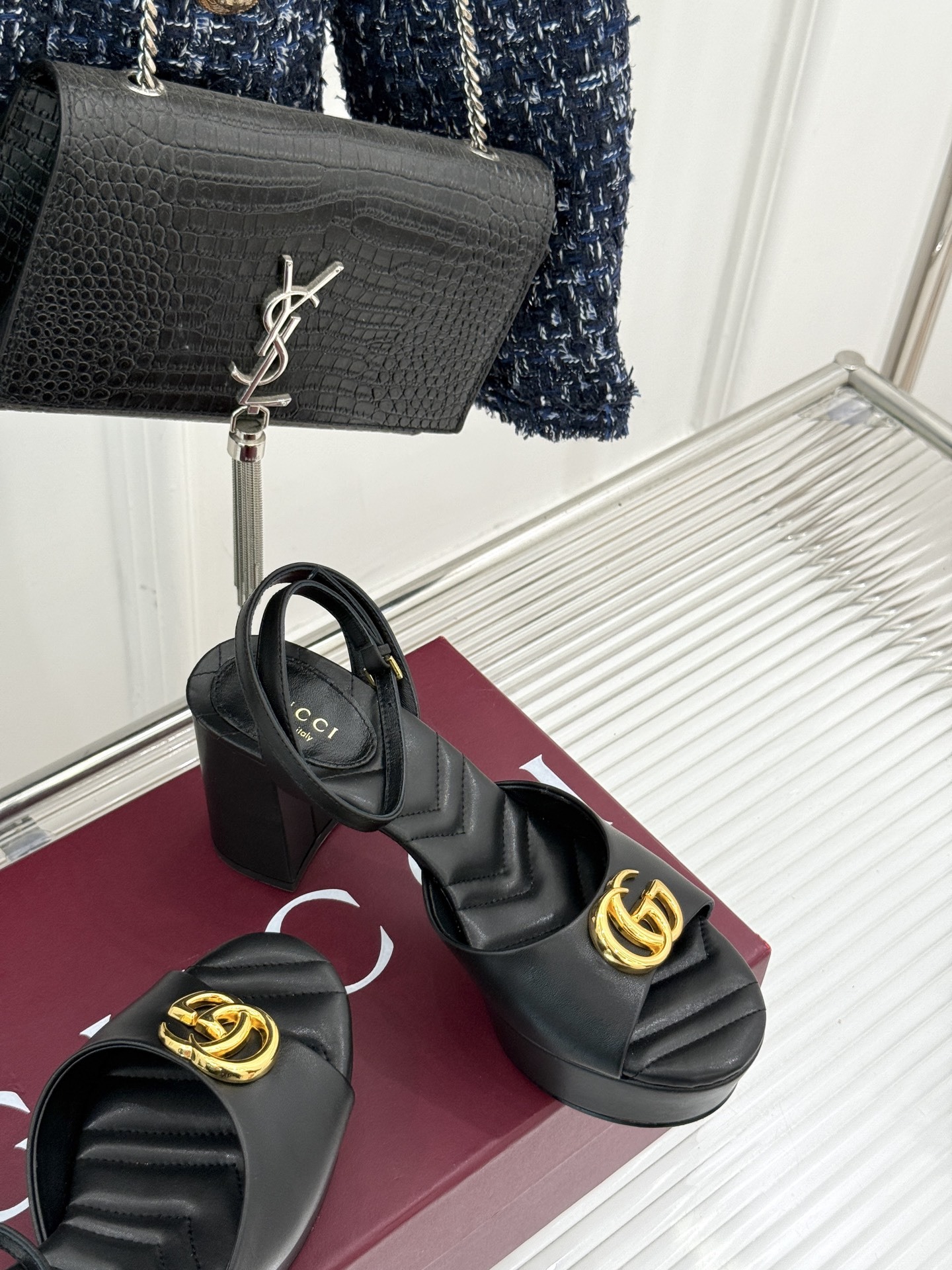 Gucci/古驰双G扣防水台高跟凉鞋
标志性双G扣闪耀夺目 张扬品牌魅力
让你在人群中脱颖而出 成为焦