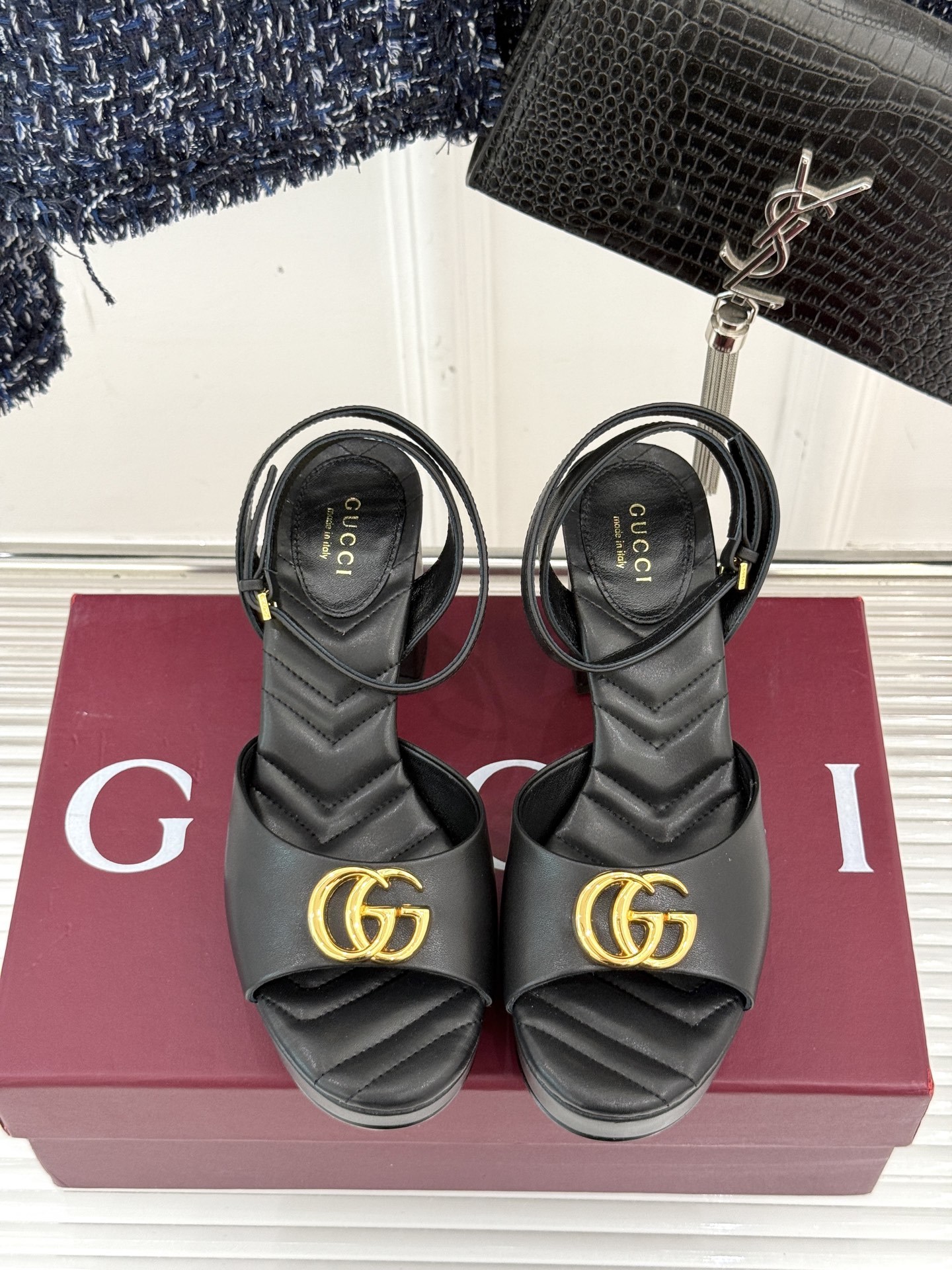 Gucci/古驰双G扣防水台高跟凉鞋
标志性双G扣闪耀夺目 张扬品牌魅力
让你在人群中脱颖而出 成为焦