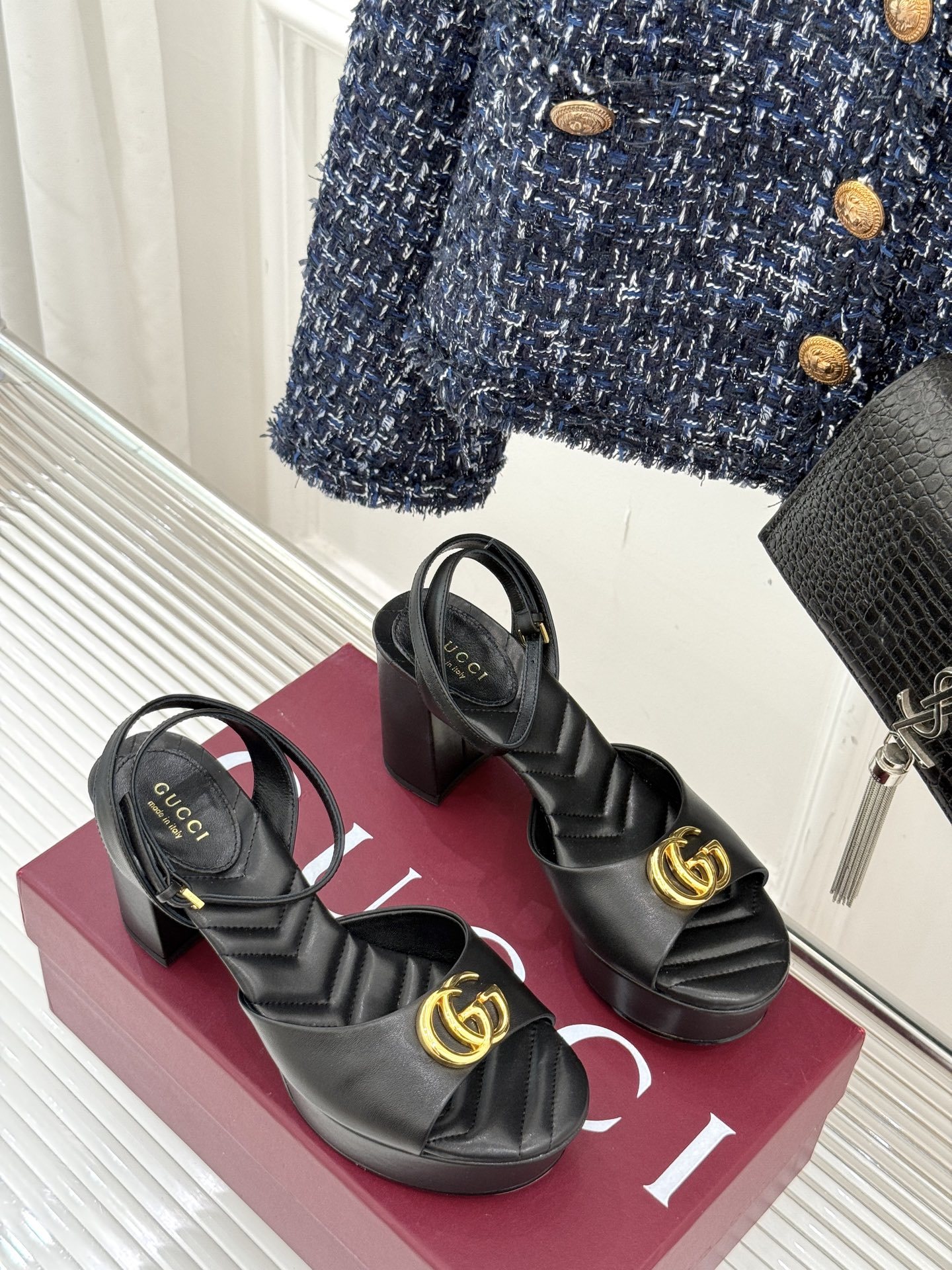 Gucci/古驰双G扣防水台高跟凉鞋
标志性双G扣闪耀夺目 张扬品牌魅力
让你在人群中脱颖而出 成为焦