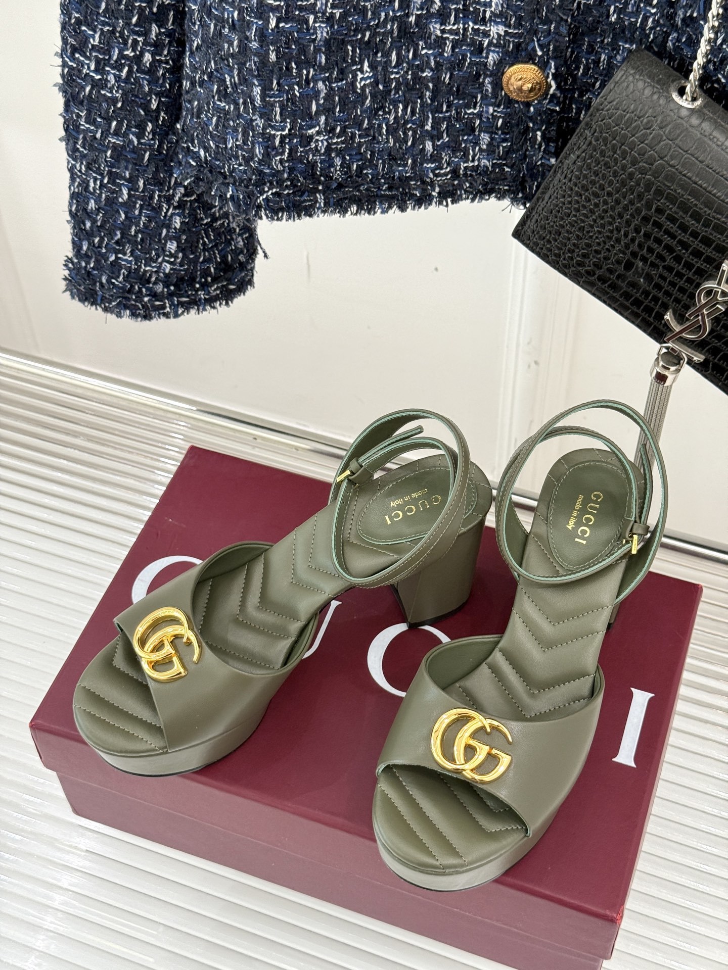Gucci/古驰双G扣防水台高跟凉鞋
标志性双G扣闪耀夺目 张扬品牌魅力
让你在人群中脱颖而出 成为焦