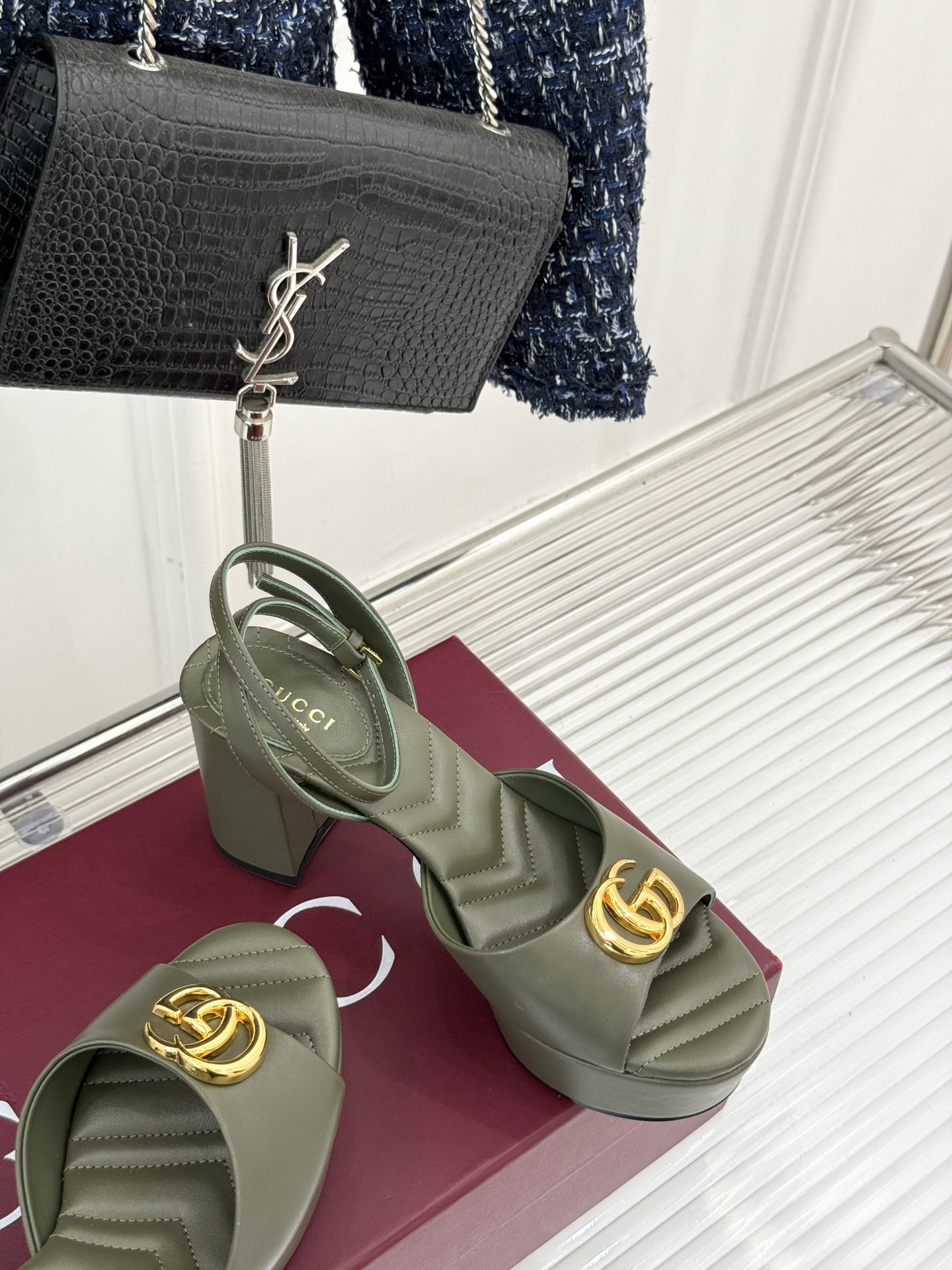 Gucci/古驰双G扣防水台高跟凉鞋
标志性双G扣闪耀夺目 张扬品牌魅力
让你在人群中脱颖而出 成为焦