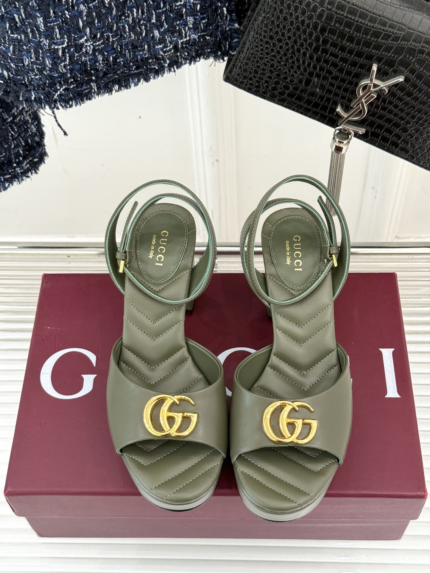 Gucci/古驰双G扣防水台高跟凉鞋
标志性双G扣闪耀夺目 张扬品牌魅力
让你在人群中脱颖而出 成为焦