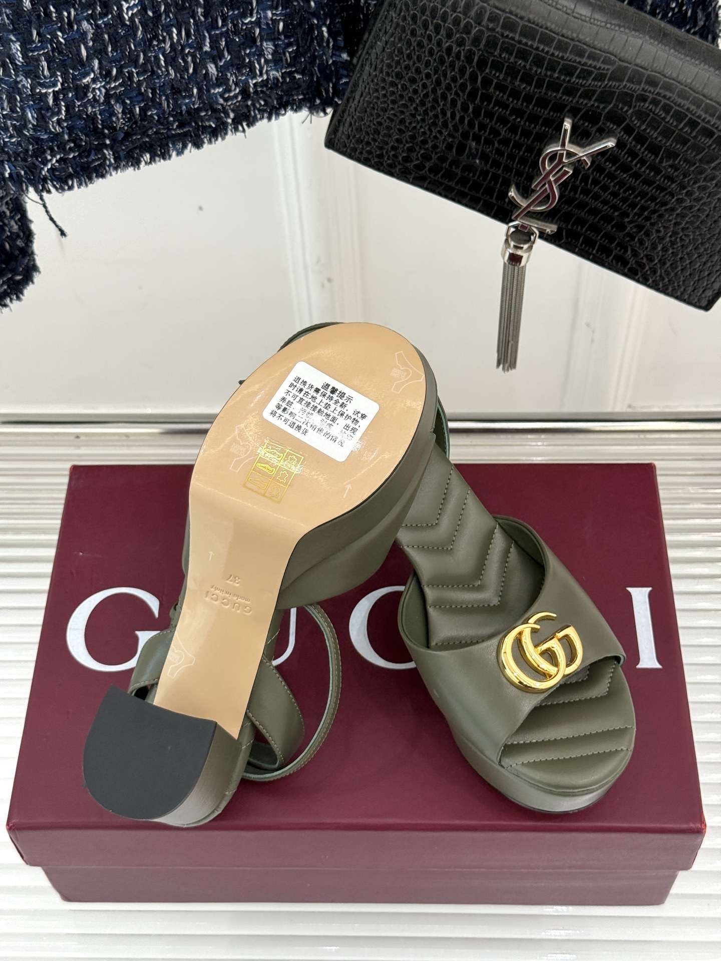 Gucci/古驰双G扣防水台高跟凉鞋
标志性双G扣闪耀夺目 张扬品牌魅力
让你在人群中脱颖而出 成为焦