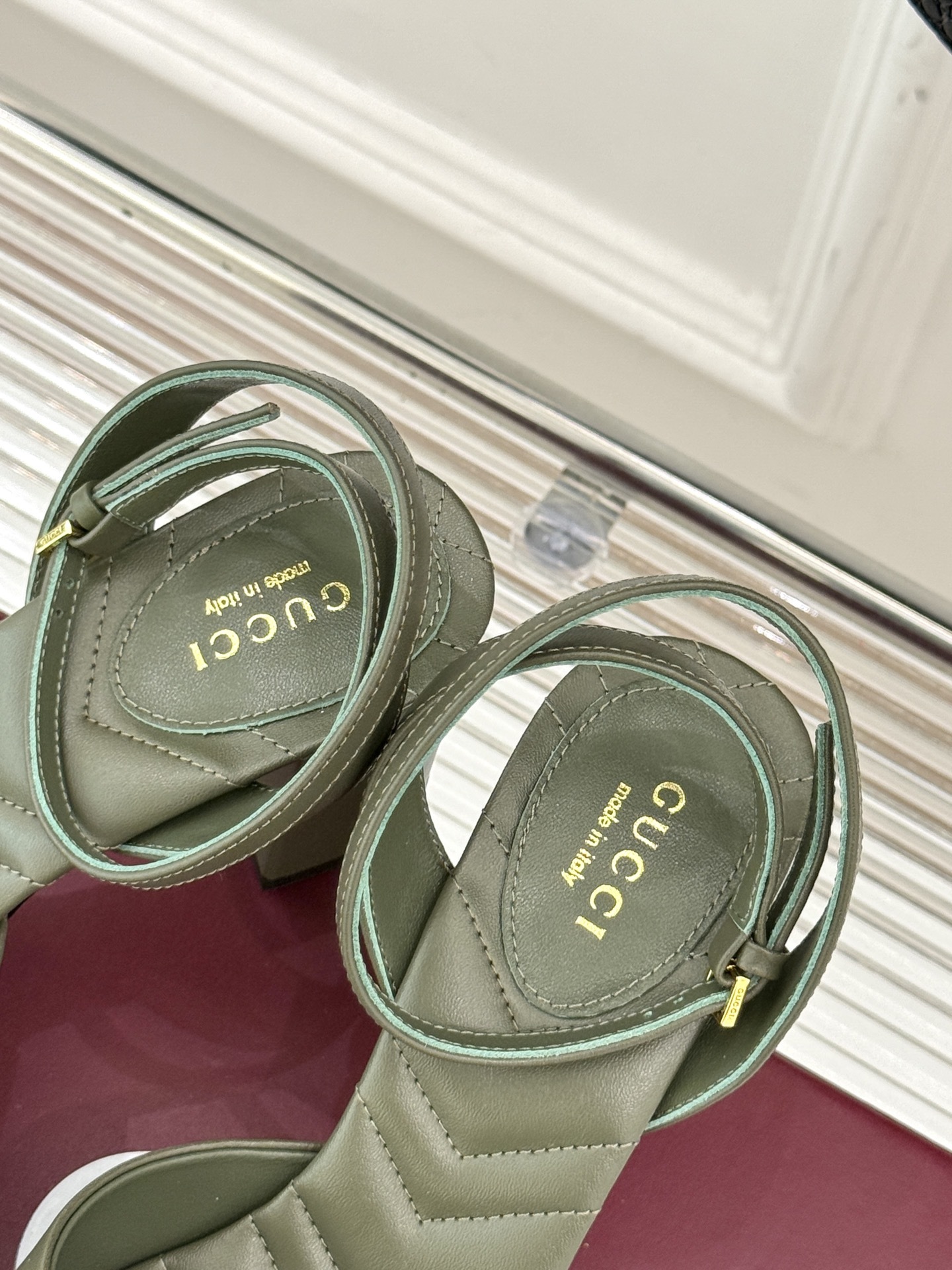 Gucci/古驰双G扣防水台高跟凉鞋
标志性双G扣闪耀夺目 张扬品牌魅力
让你在人群中脱颖而出 成为焦