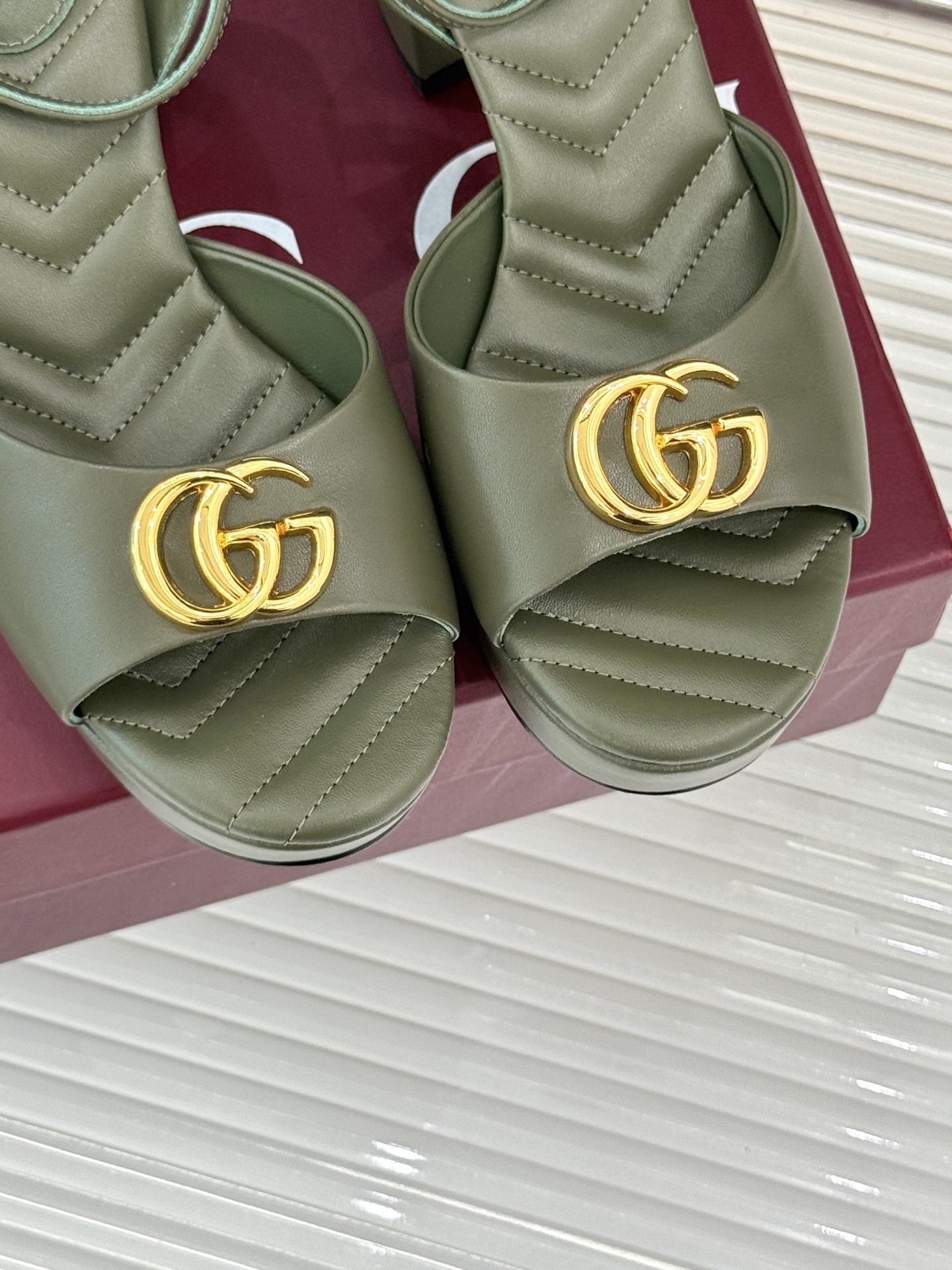 Gucci/古驰双G扣防水台高跟凉鞋
标志性双G扣闪耀夺目 张扬品牌魅力
让你在人群中脱颖而出 成为焦