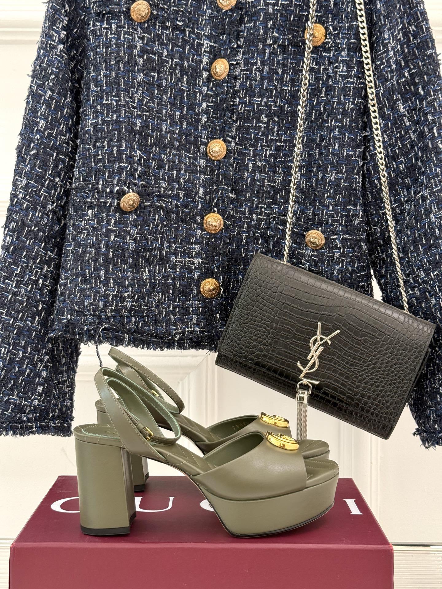 Gucci/古驰双G扣防水台高跟凉鞋
标志性双G扣闪耀夺目 张扬品牌魅力
让你在人群中脱颖而出 成为焦