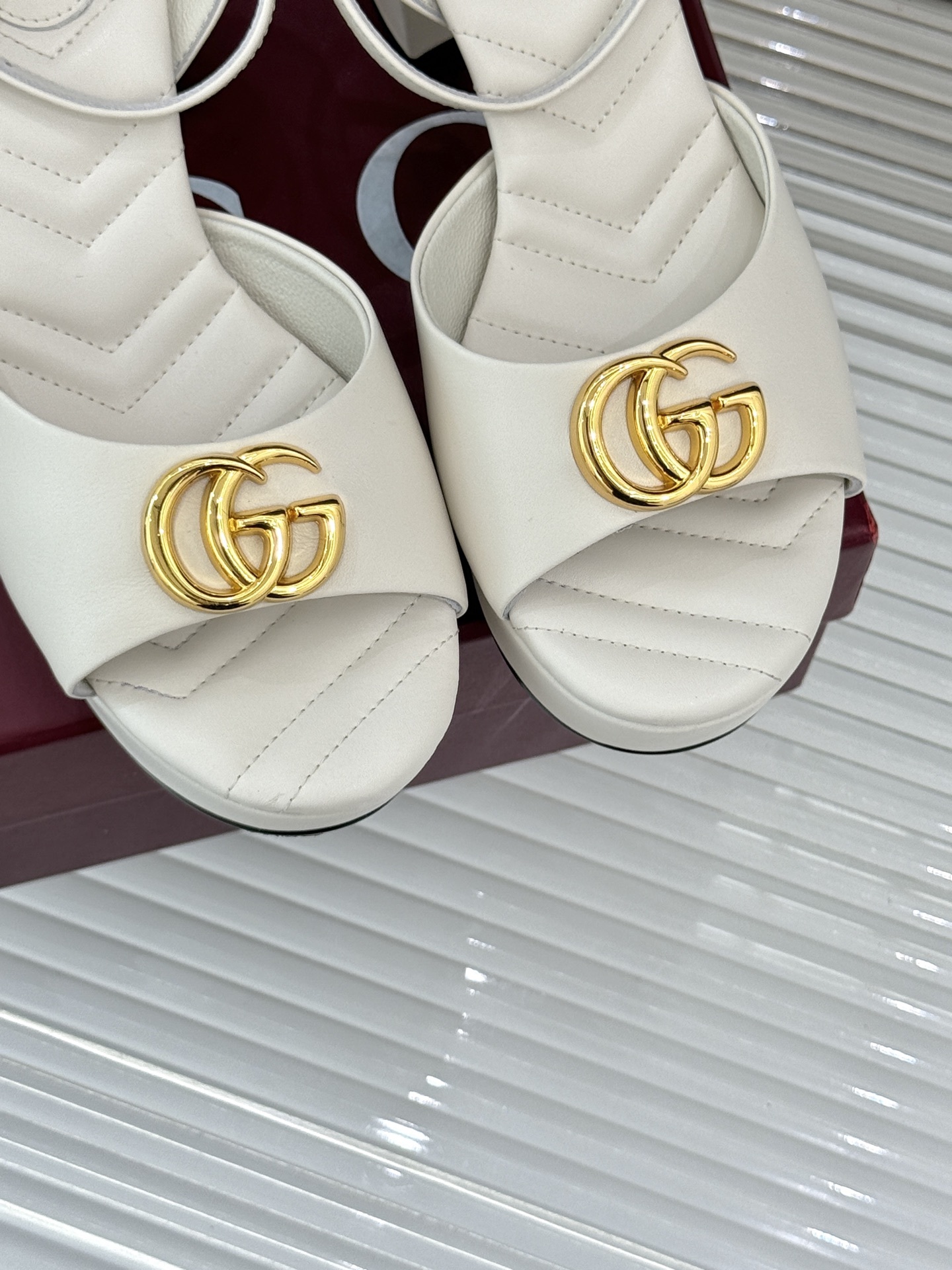 Gucci/古驰双G扣防水台高跟凉鞋
标志性双G扣闪耀夺目 张扬品牌魅力
让你在人群中脱颖而出 成为焦
