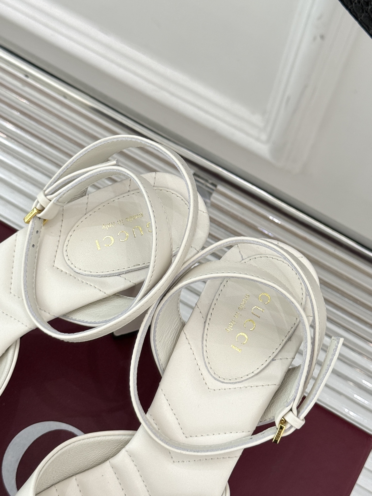 Gucci/古驰双G扣防水台高跟凉鞋
标志性双G扣闪耀夺目 张扬品牌魅力
让你在人群中脱颖而出 成为焦