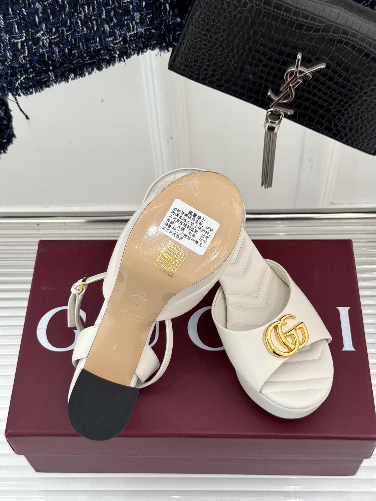 Gucci/古驰双G扣防水台高跟凉鞋
标志性双G扣闪耀夺目 张扬品牌魅力
让你在人群中脱颖而出 成为焦