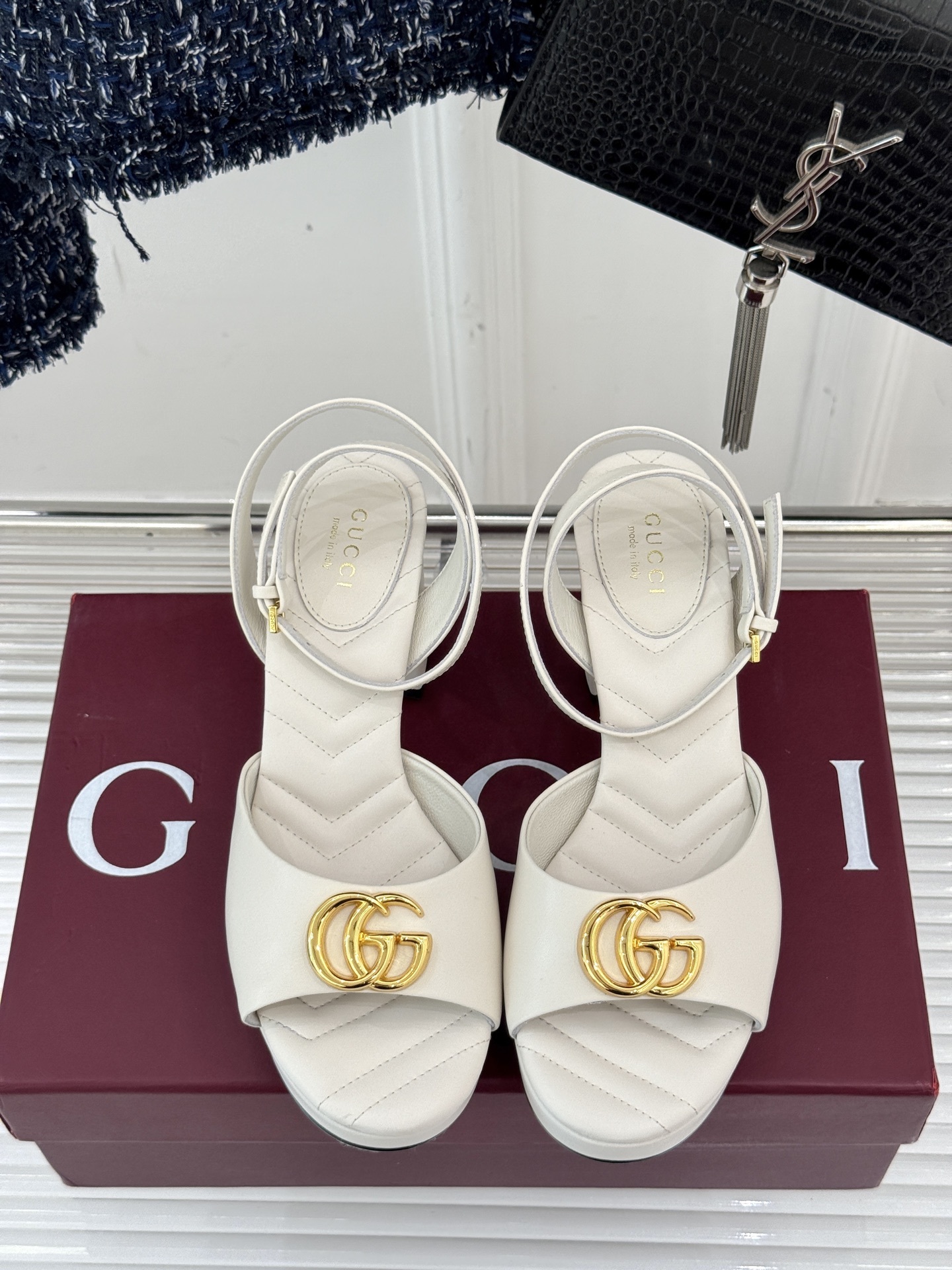 Gucci/古驰双G扣防水台高跟凉鞋
标志性双G扣闪耀夺目 张扬品牌魅力
让你在人群中脱颖而出 成为焦