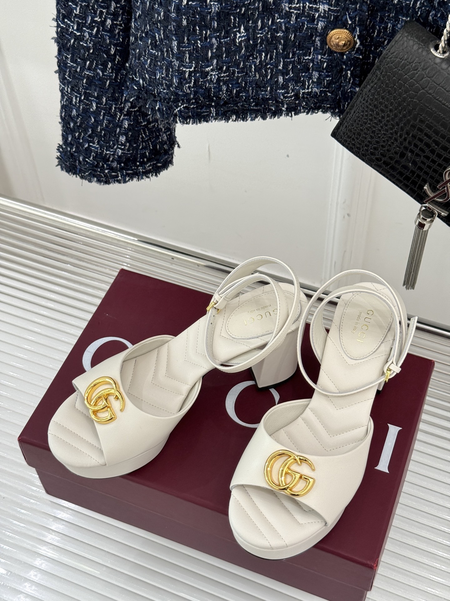 Gucci/古驰双G扣防水台高跟凉鞋
标志性双G扣闪耀夺目 张扬品牌魅力
让你在人群中脱颖而出 成为焦