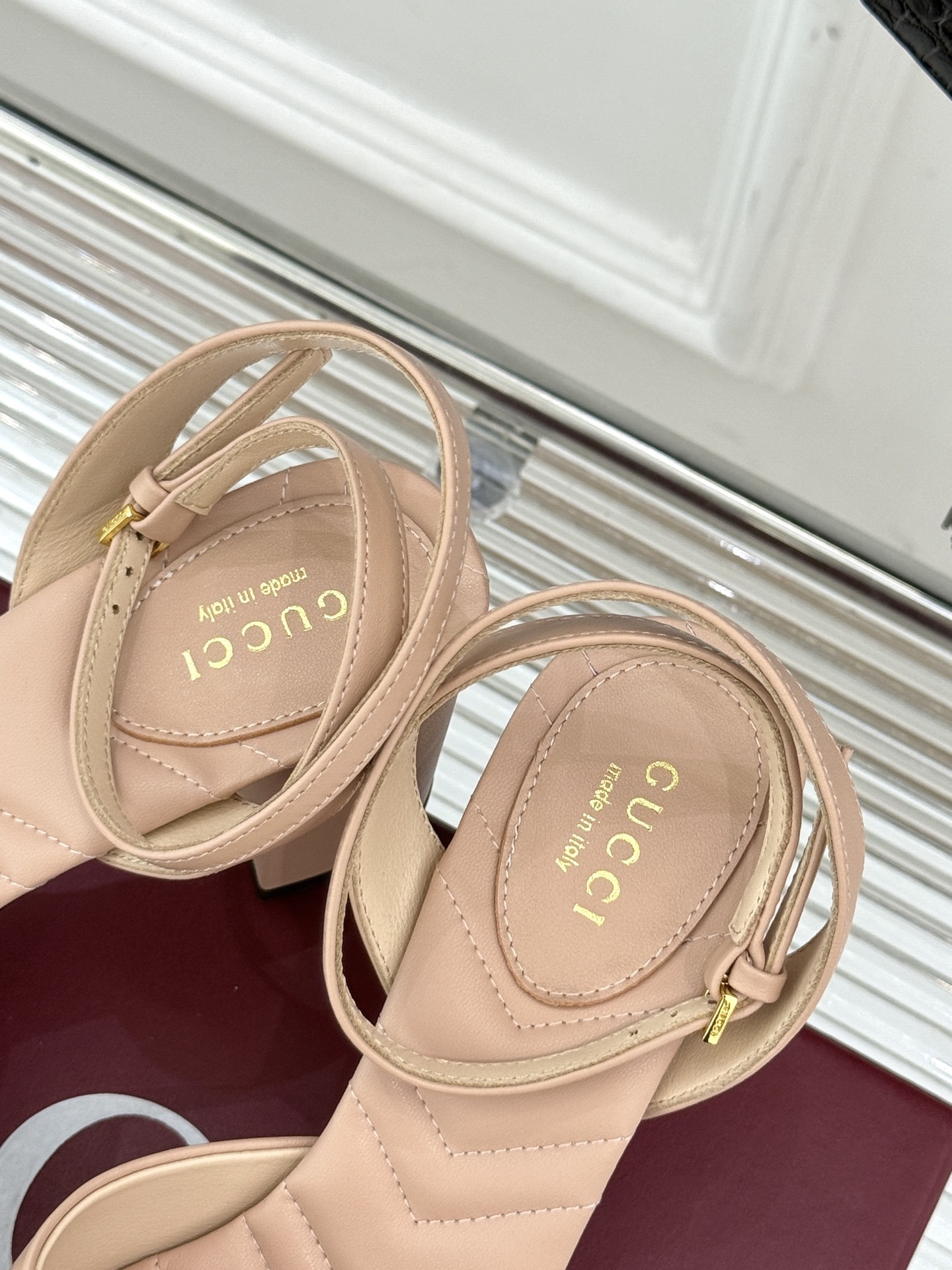Gucci/古驰双G扣防水台高跟凉鞋
标志性双G扣闪耀夺目 张扬品牌魅力
让你在人群中脱颖而出 成为焦
