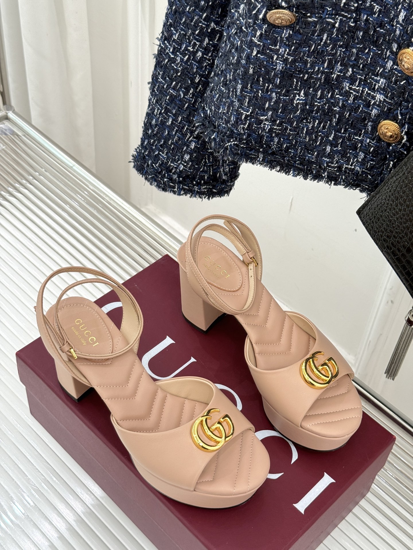 Gucci/古驰双G扣防水台高跟凉鞋
标志性双G扣闪耀夺目 张扬品牌魅力
让你在人群中脱颖而出 成为焦