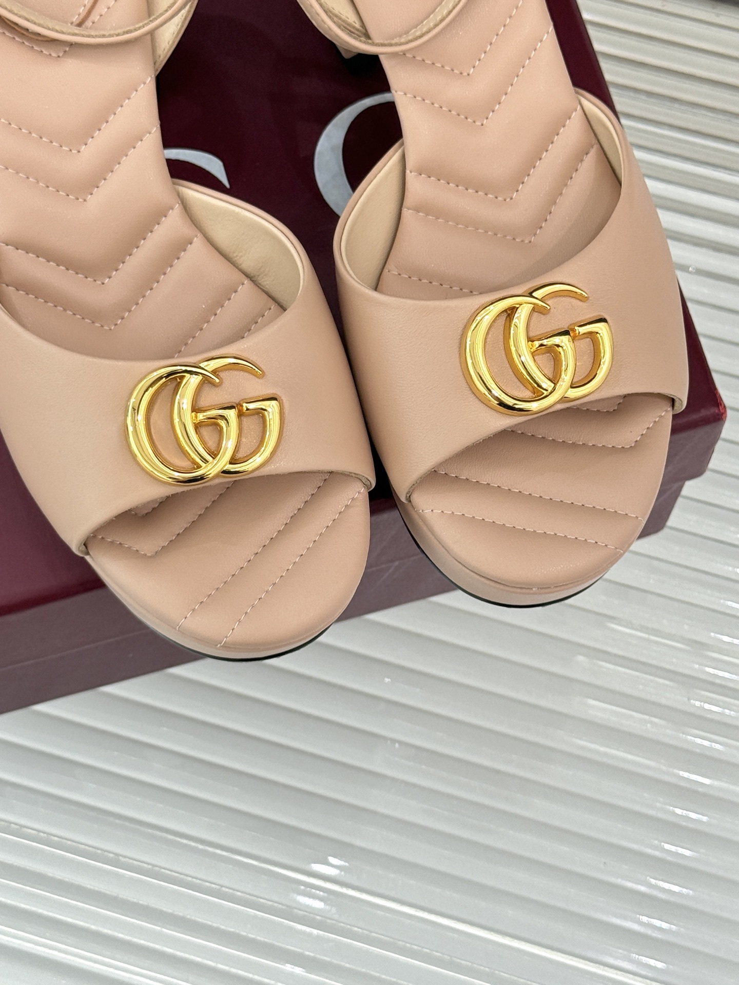 Gucci/古驰双G扣防水台高跟凉鞋
标志性双G扣闪耀夺目 张扬品牌魅力
让你在人群中脱颖而出 成为焦