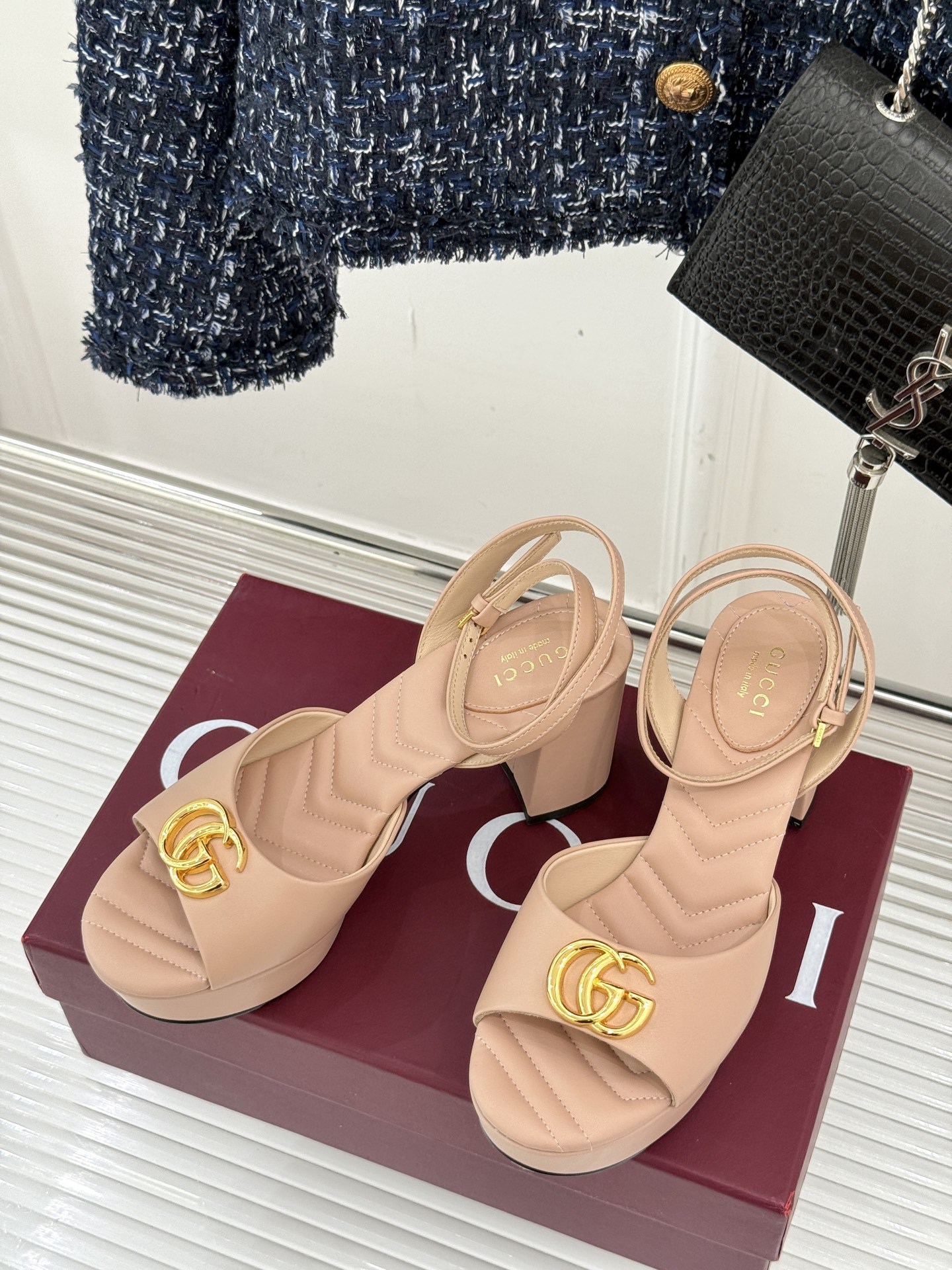 Gucci/古驰双G扣防水台高跟凉鞋
标志性双G扣闪耀夺目 张扬品牌魅力
让你在人群中脱颖而出 成为焦