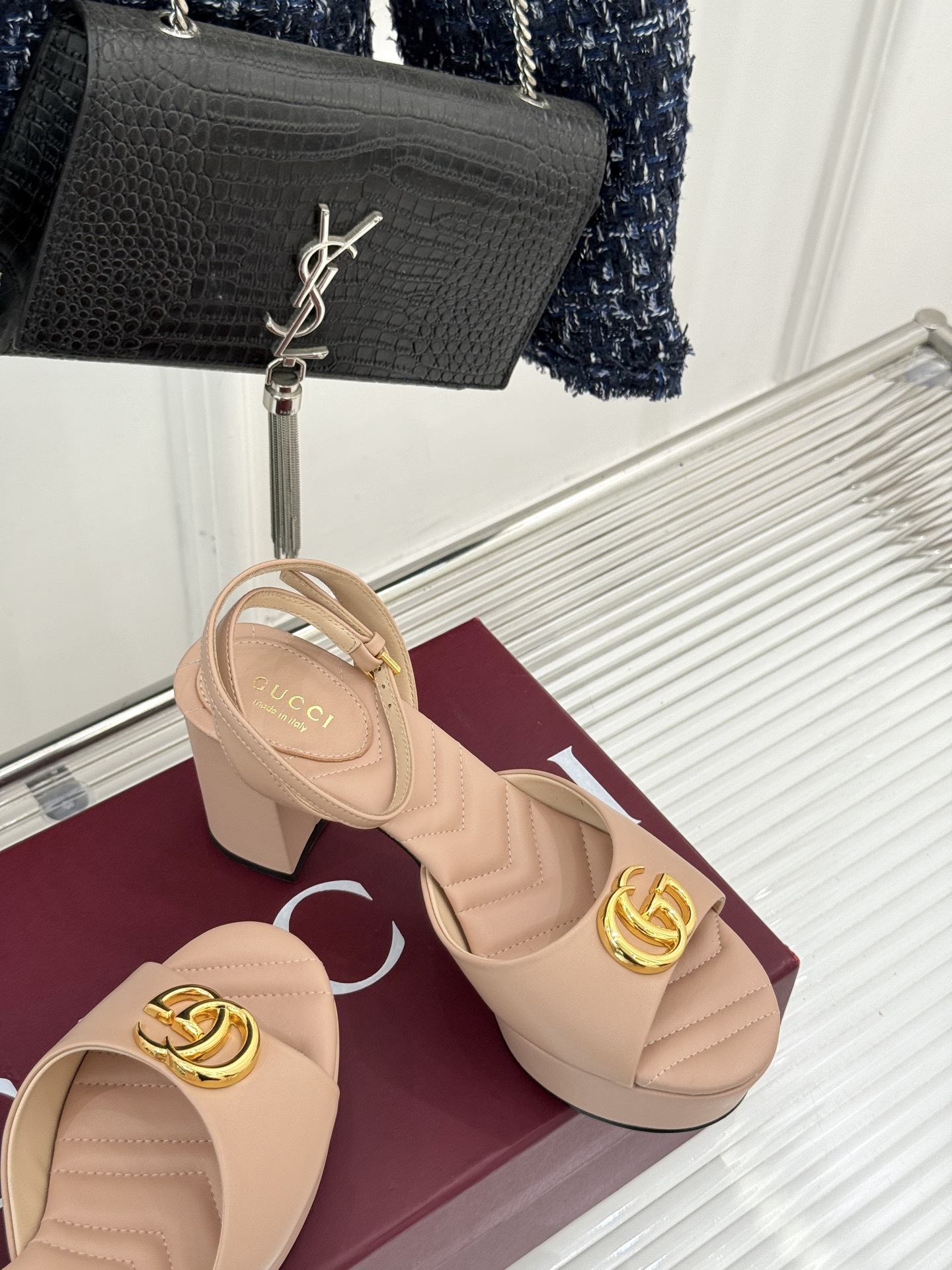 Gucci/古驰双G扣防水台高跟凉鞋
标志性双G扣闪耀夺目 张扬品牌魅力
让你在人群中脱颖而出 成为焦