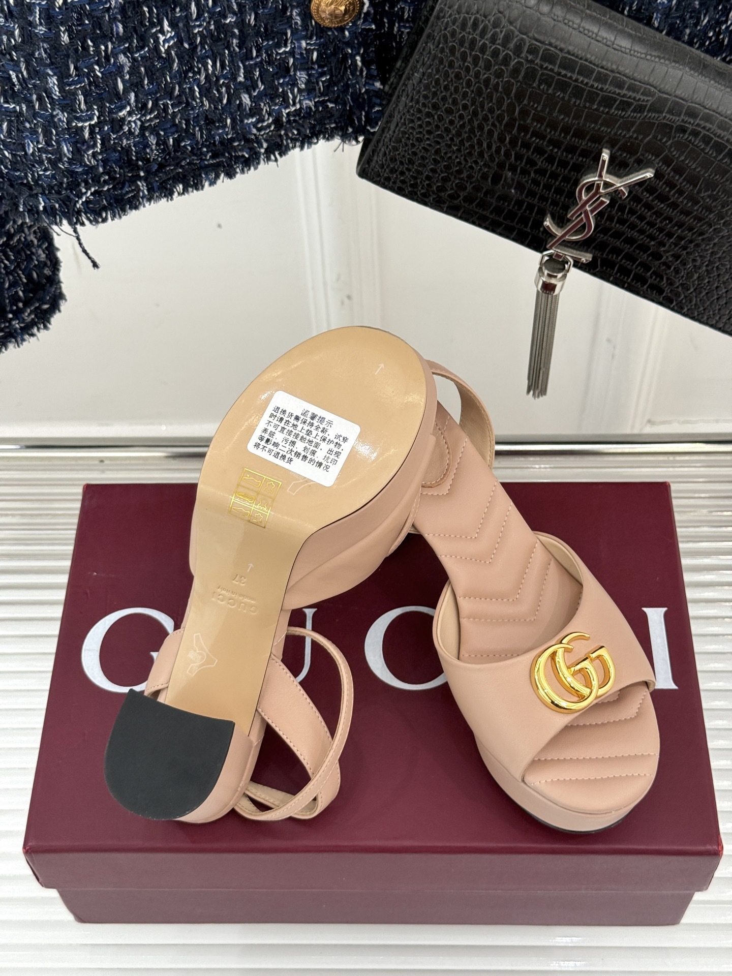Gucci/古驰双G扣防水台高跟凉鞋
标志性双G扣闪耀夺目 张扬品牌魅力
让你在人群中脱颖而出 成为焦