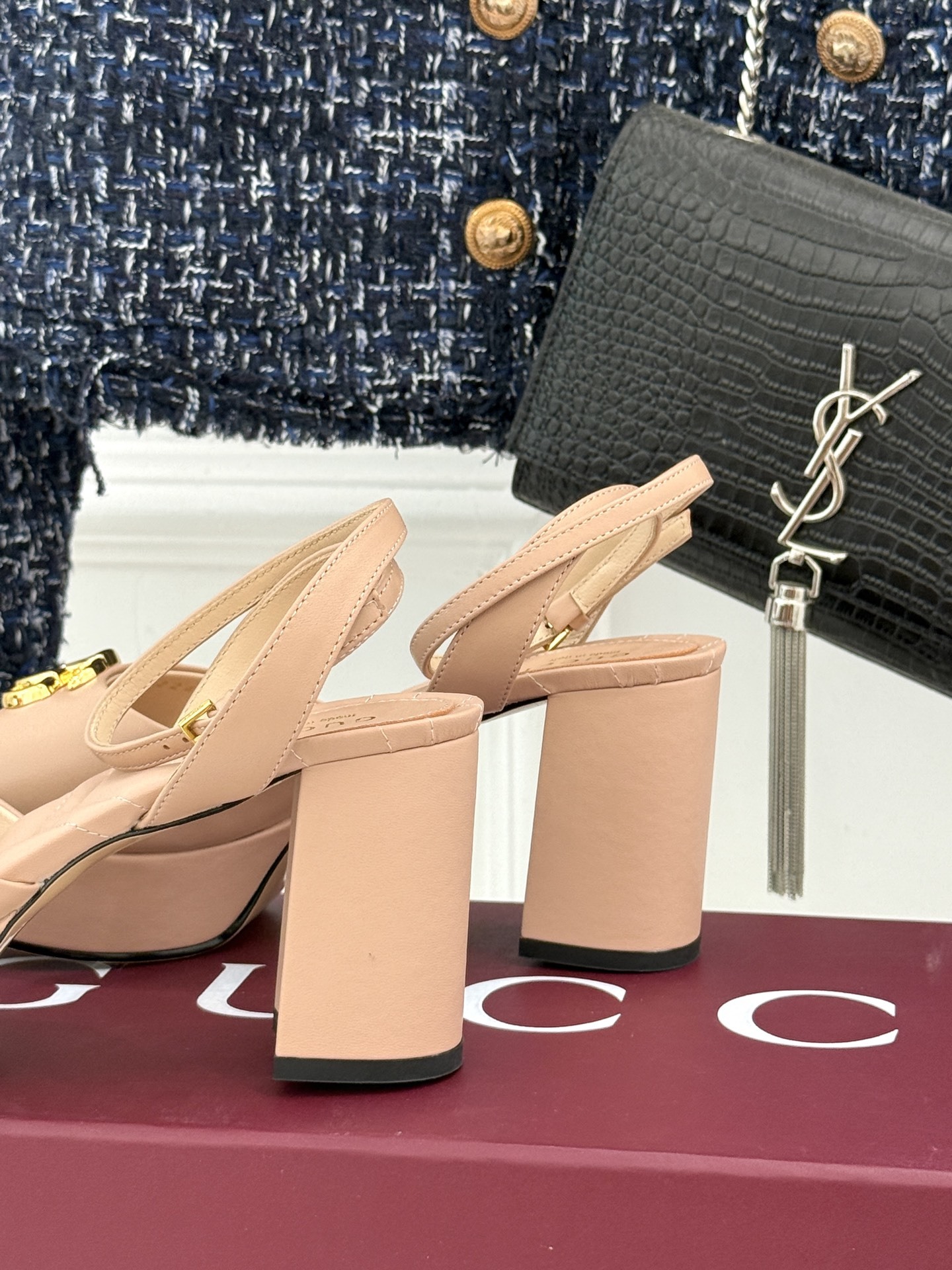 Gucci/古驰双G扣防水台高跟凉鞋
标志性双G扣闪耀夺目 张扬品牌魅力
让你在人群中脱颖而出 成为焦