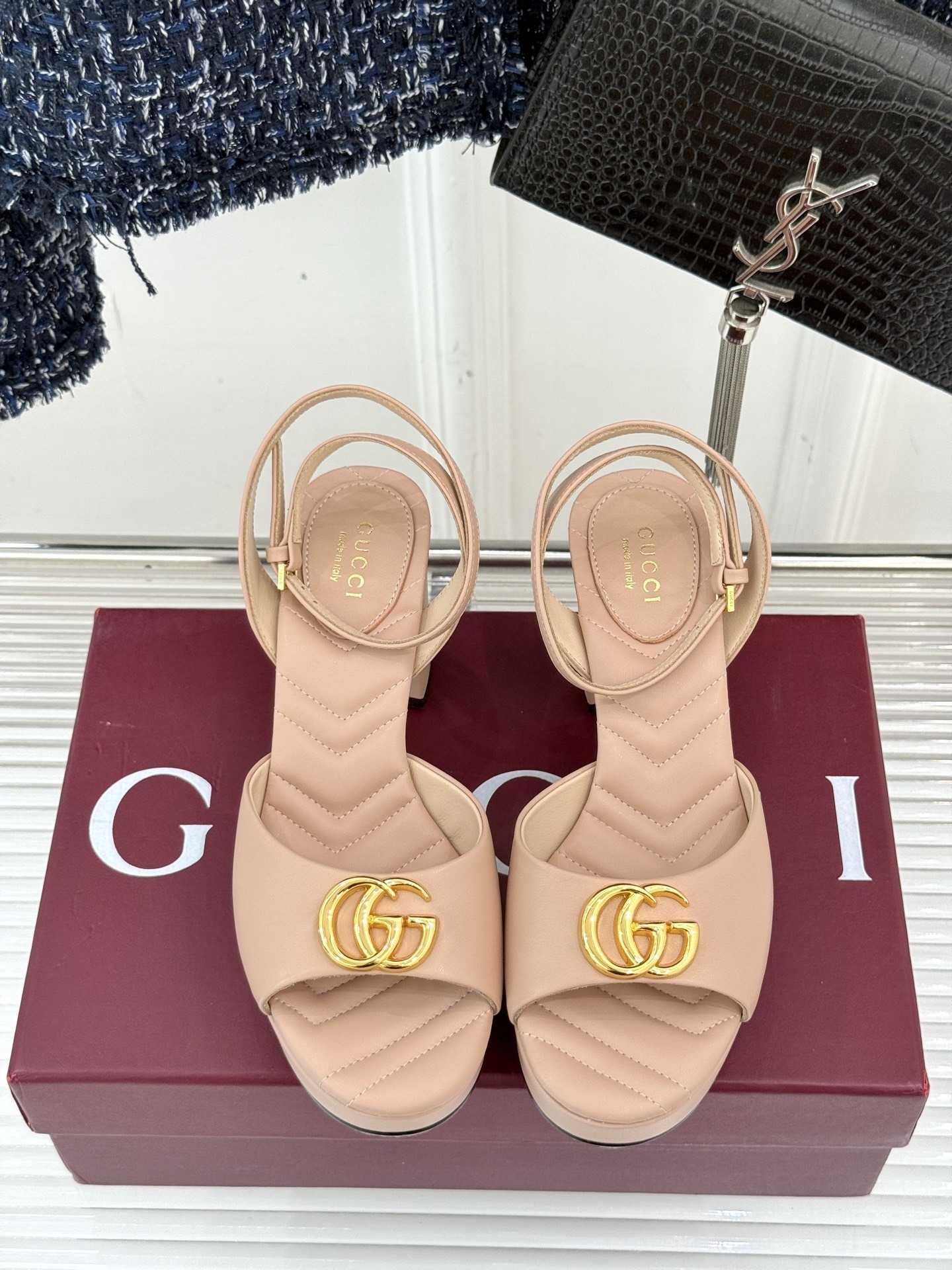 Gucci/古驰双G扣防水台高跟凉鞋
标志性双G扣闪耀夺目 张扬品牌魅力
让你在人群中脱颖而出 成为焦