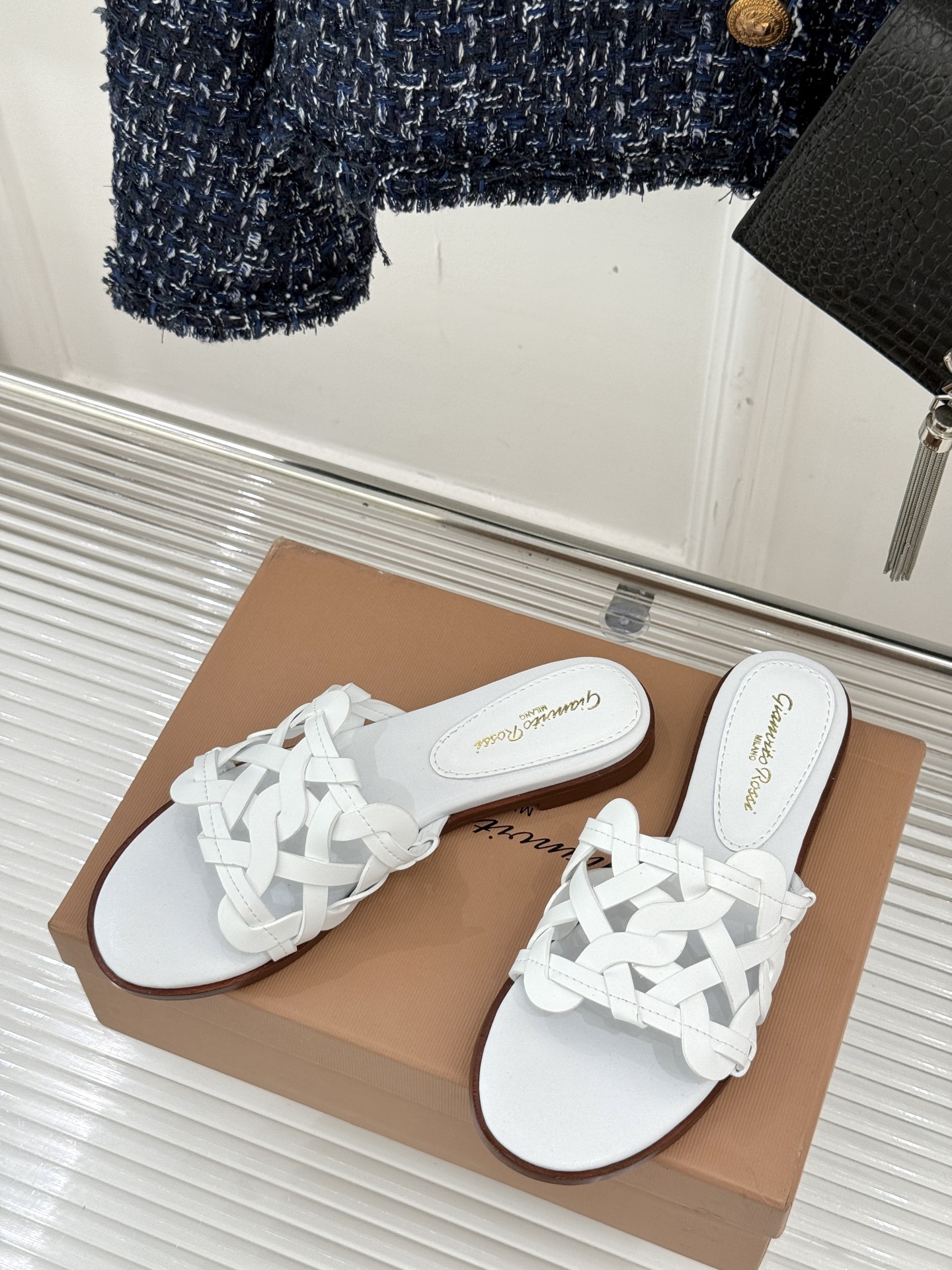 
GianvitoRossi/吉安维托罗西经典
复古绝美编制粗跟平底拖鞋
设计灵感源自夏日海滨的悠然风情
