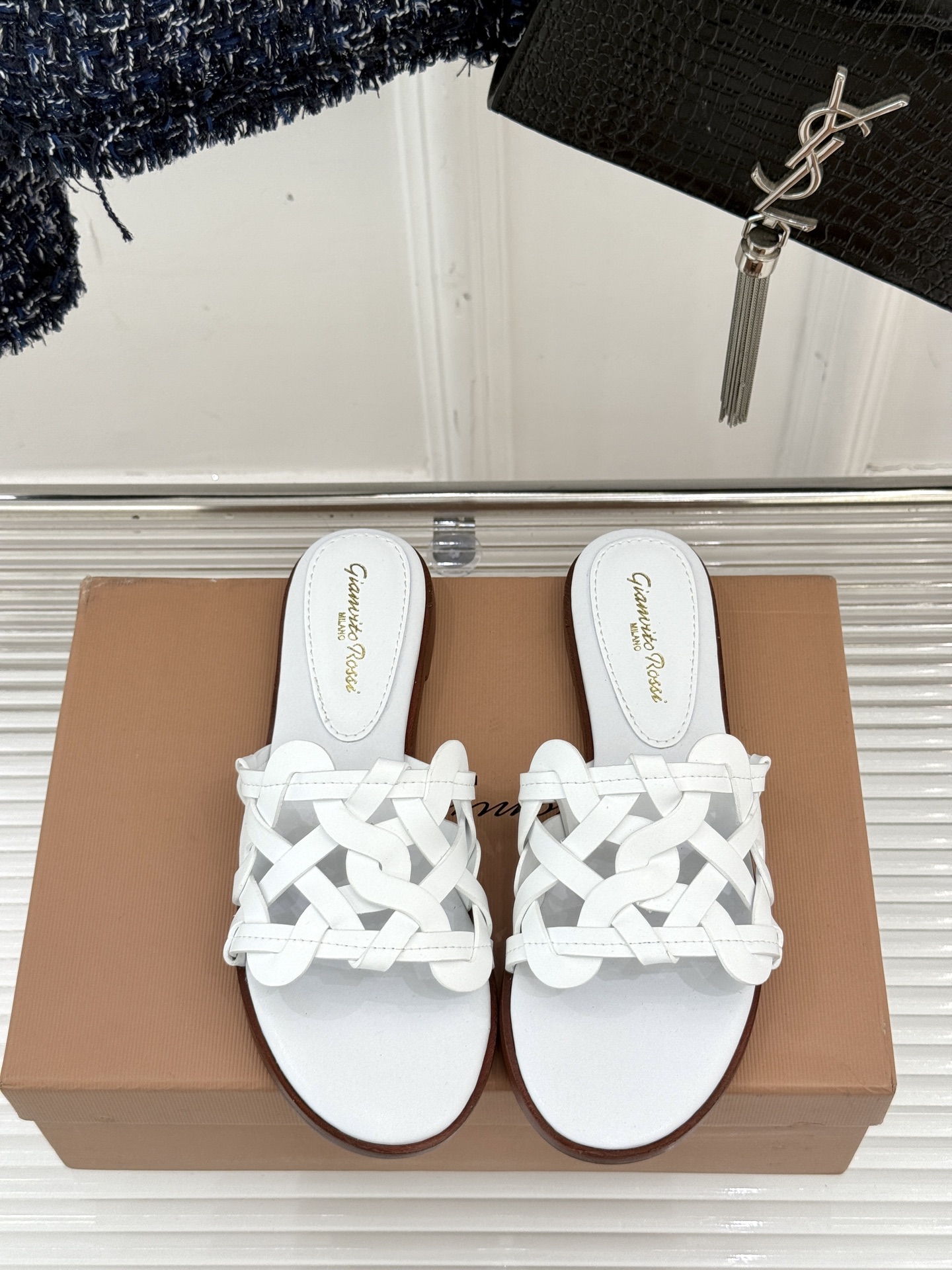 
GianvitoRossi/吉安维托罗西经典
复古绝美编制粗跟平底拖鞋
设计灵感源自夏日海滨的悠然风情