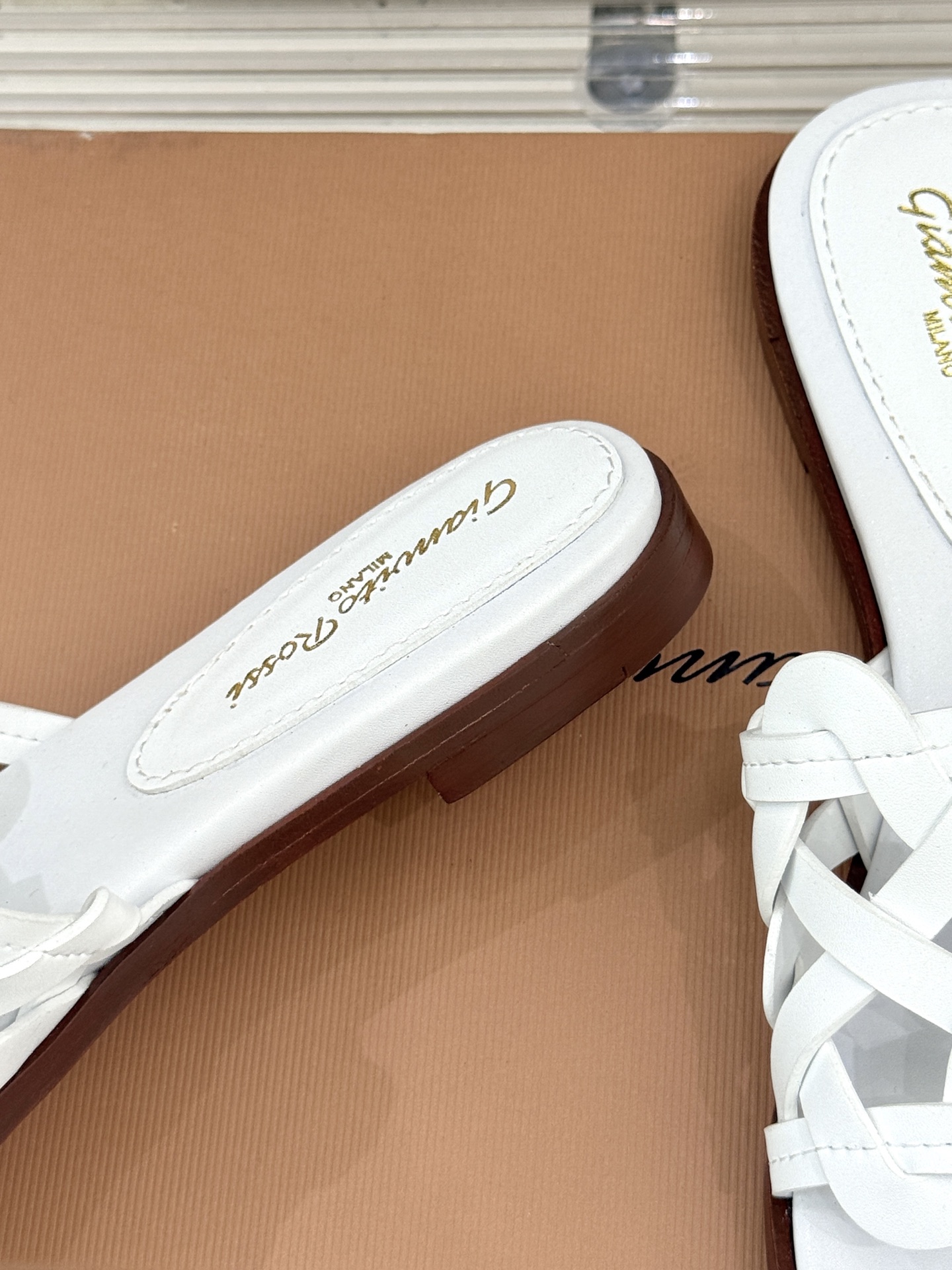 
GianvitoRossi/吉安维托罗西经典
复古绝美编制粗跟平底拖鞋
设计灵感源自夏日海滨的悠然风情