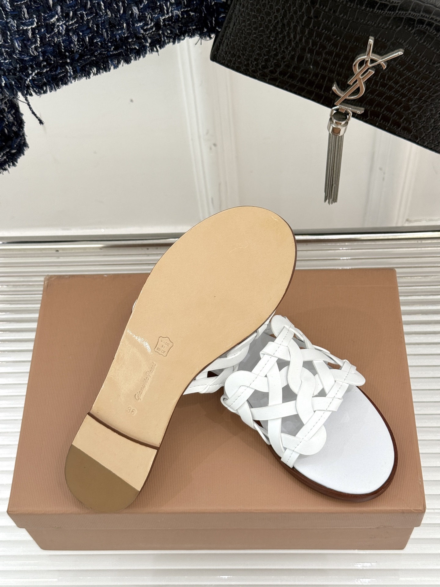 
GianvitoRossi/吉安维托罗西经典
复古绝美编制粗跟平底拖鞋
设计灵感源自夏日海滨的悠然风情