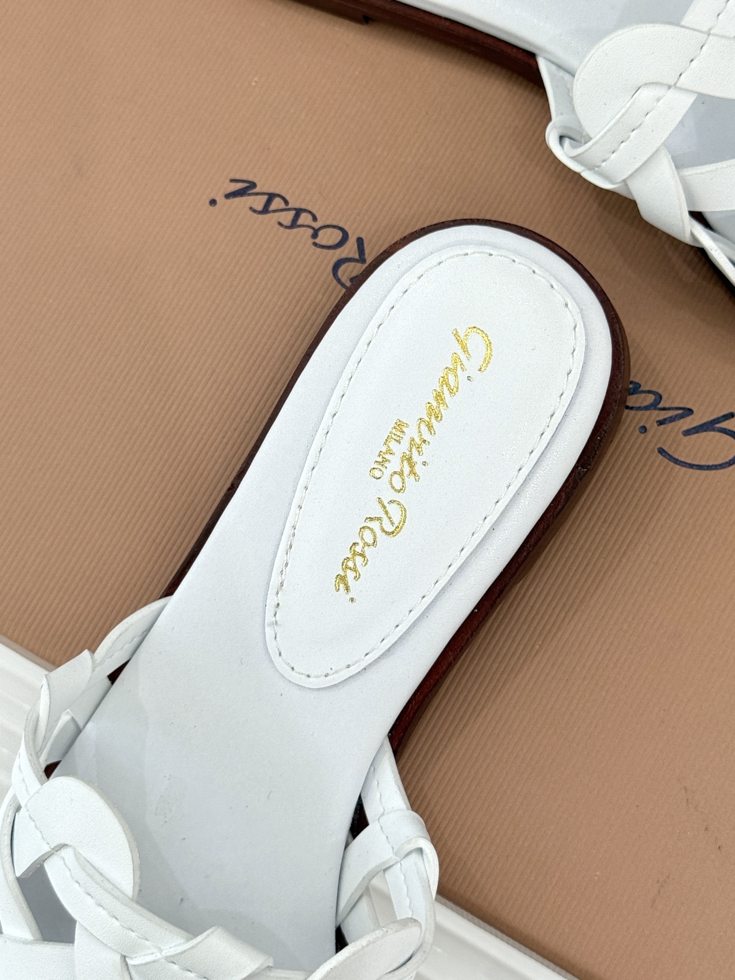 
GianvitoRossi/吉安维托罗西经典
复古绝美编制粗跟平底拖鞋
设计灵感源自夏日海滨的悠然风情