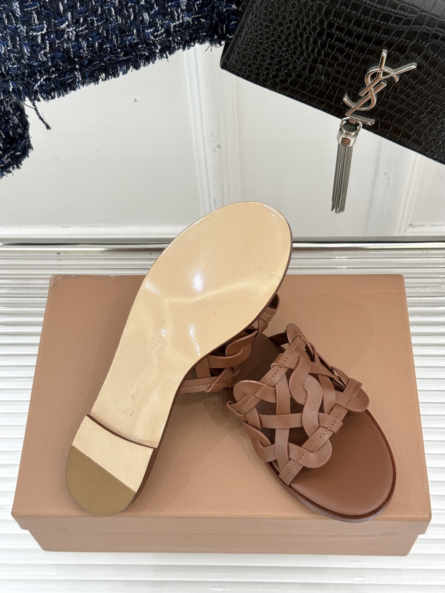 
GianvitoRossi/吉安维托罗西经典
复古绝美编制粗跟平底拖鞋
设计灵感源自夏日海滨的悠然风情