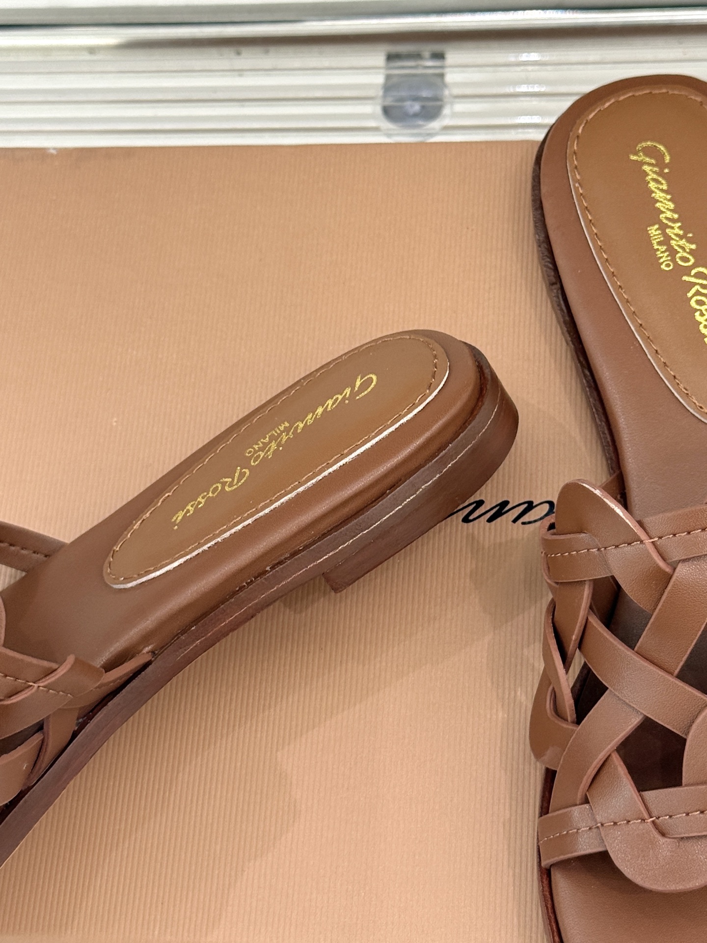 
GianvitoRossi/吉安维托罗西经典
复古绝美编制粗跟平底拖鞋
设计灵感源自夏日海滨的悠然风情