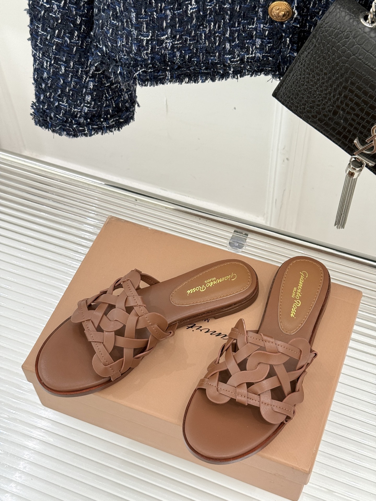 
GianvitoRossi/吉安维托罗西经典
复古绝美编制粗跟平底拖鞋
设计灵感源自夏日海滨的悠然风情