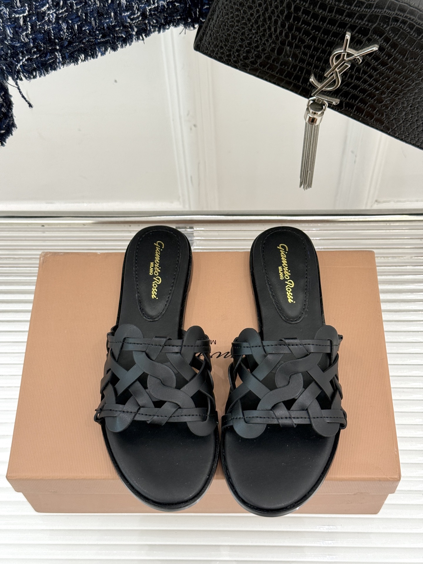 
GianvitoRossi/吉安维托罗西经典
复古绝美编制粗跟平底拖鞋
设计灵感源自夏日海滨的悠然风情