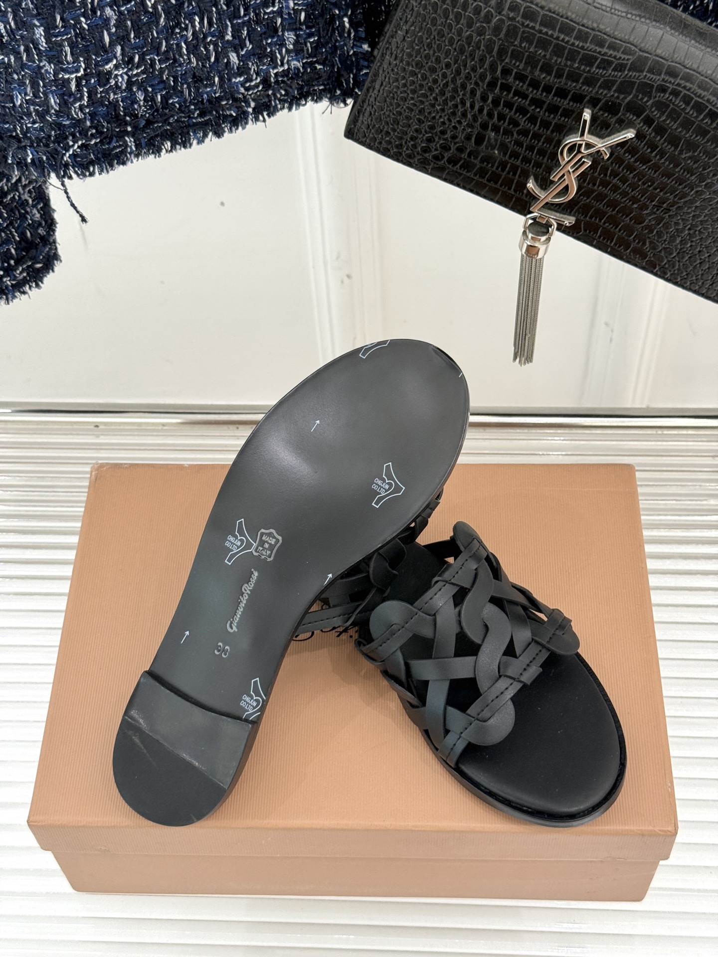 
GianvitoRossi/吉安维托罗西经典
复古绝美编制粗跟平底拖鞋
设计灵感源自夏日海滨的悠然风情