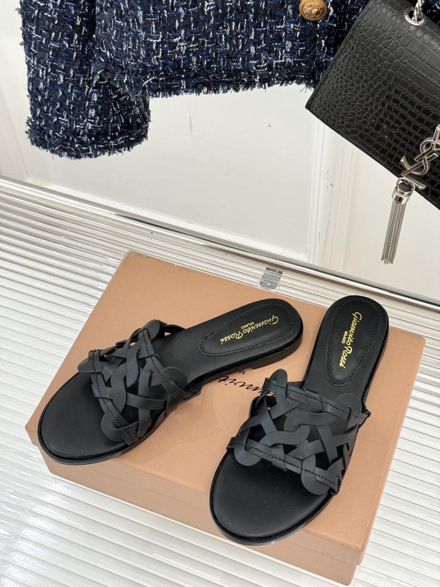 
GianvitoRossi/吉安维托罗西经典
复古绝美编制粗跟平底拖鞋
设计灵感源自夏日海滨的悠然风情
