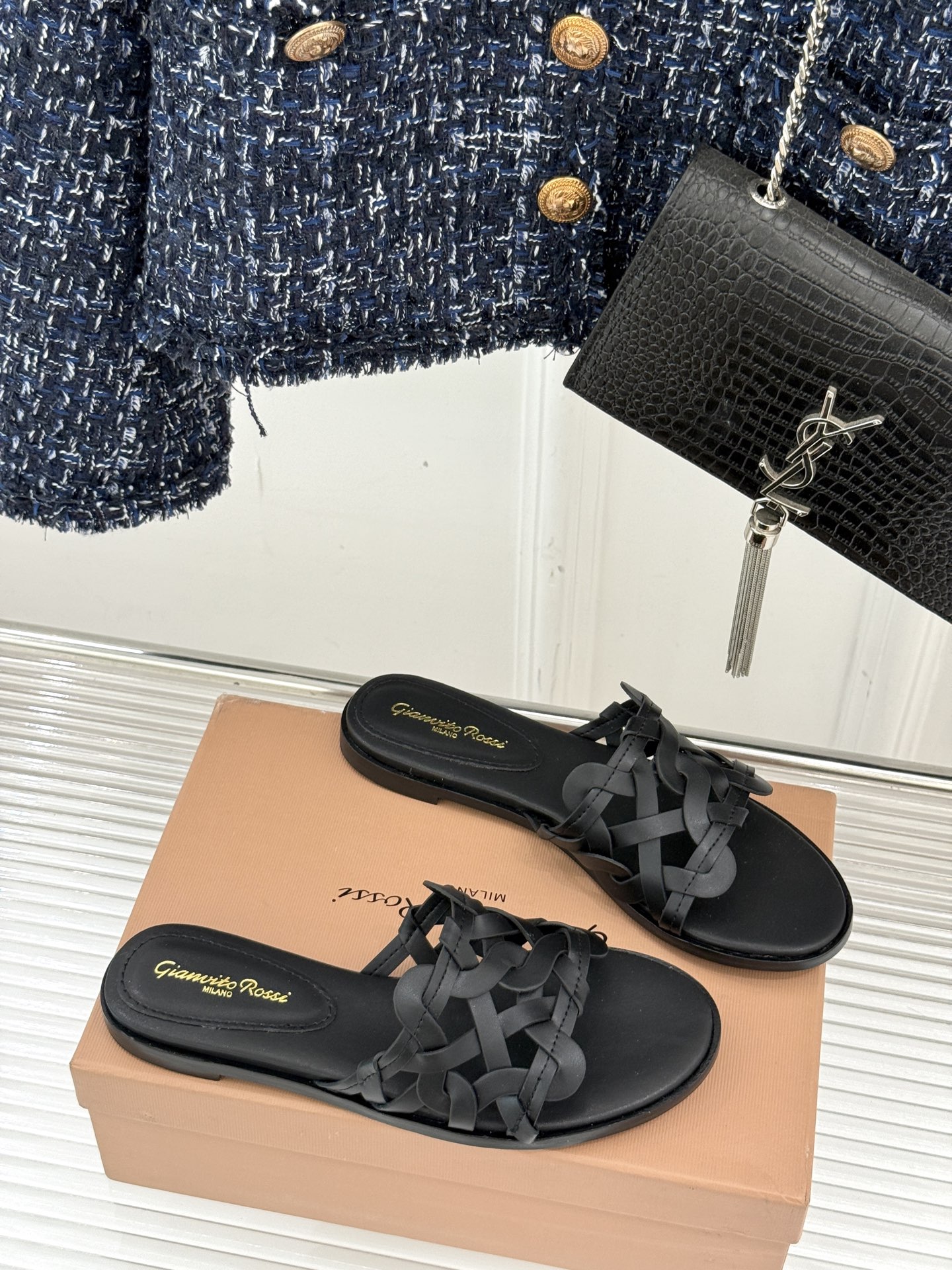 
GianvitoRossi/吉安维托罗西经典
复古绝美编制粗跟平底拖鞋
设计灵感源自夏日海滨的悠然风情