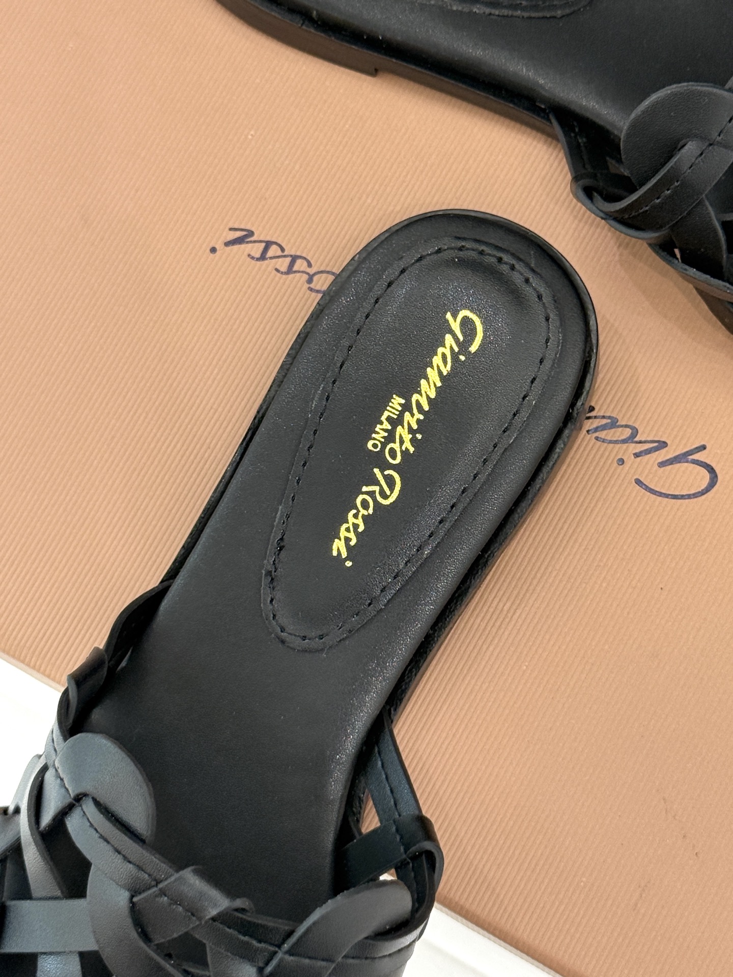 
GianvitoRossi/吉安维托罗西经典
复古绝美编制粗跟平底拖鞋
设计灵感源自夏日海滨的悠然风情