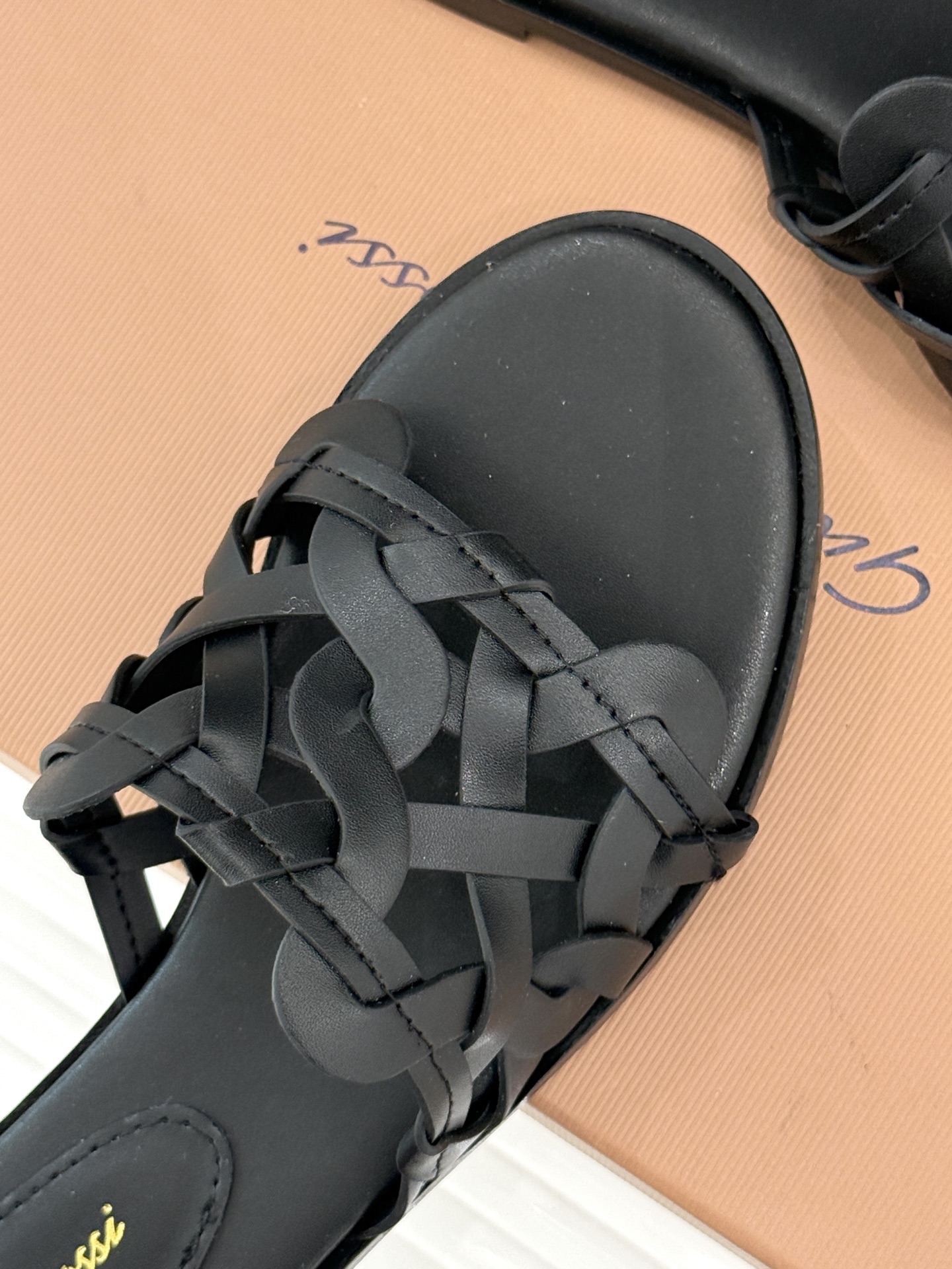 
GianvitoRossi/吉安维托罗西经典
复古绝美编制粗跟平底拖鞋
设计灵感源自夏日海滨的悠然风情