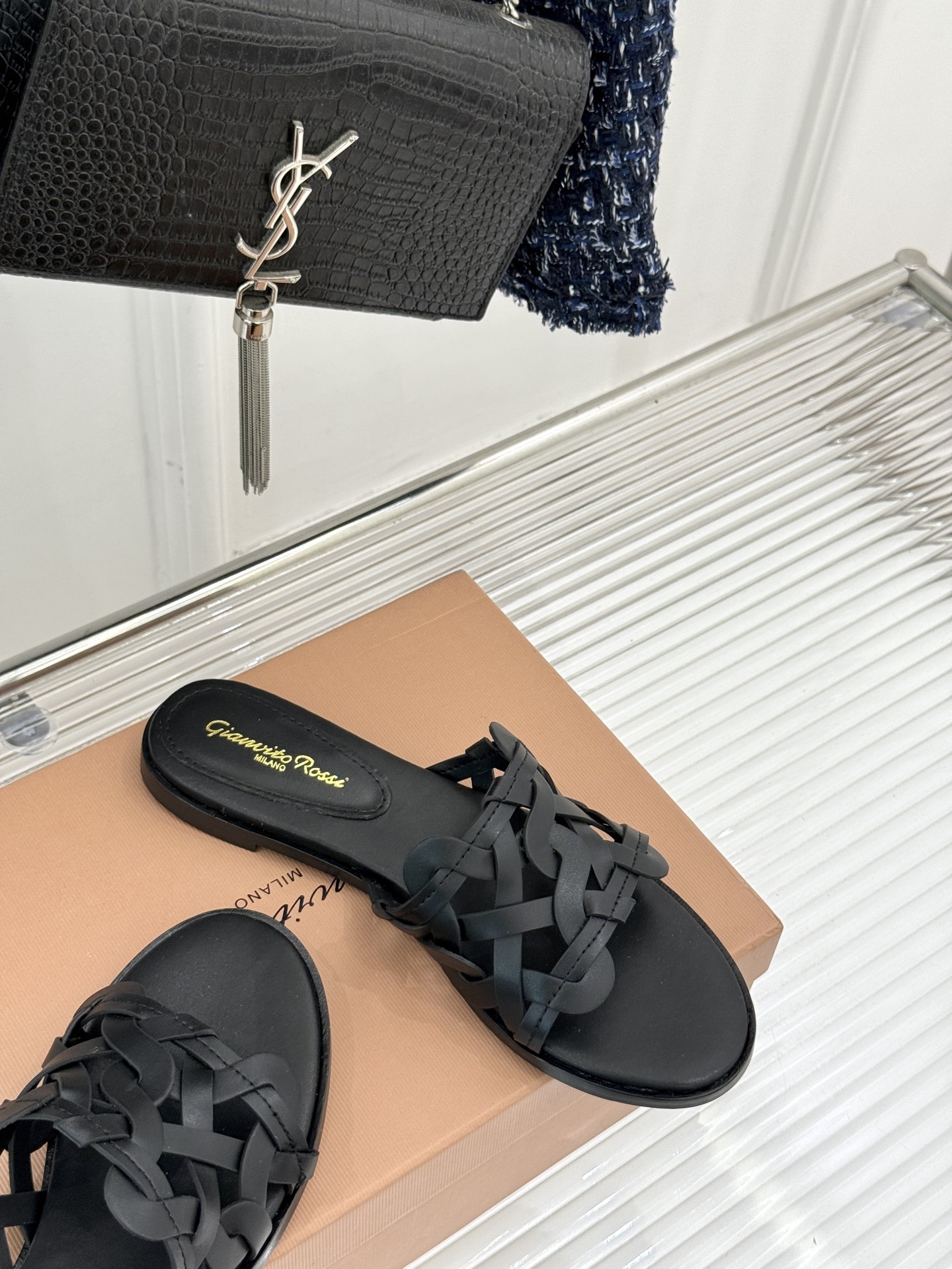 
GianvitoRossi/吉安维托罗西经典
复古绝美编制粗跟平底拖鞋
设计灵感源自夏日海滨的悠然风情