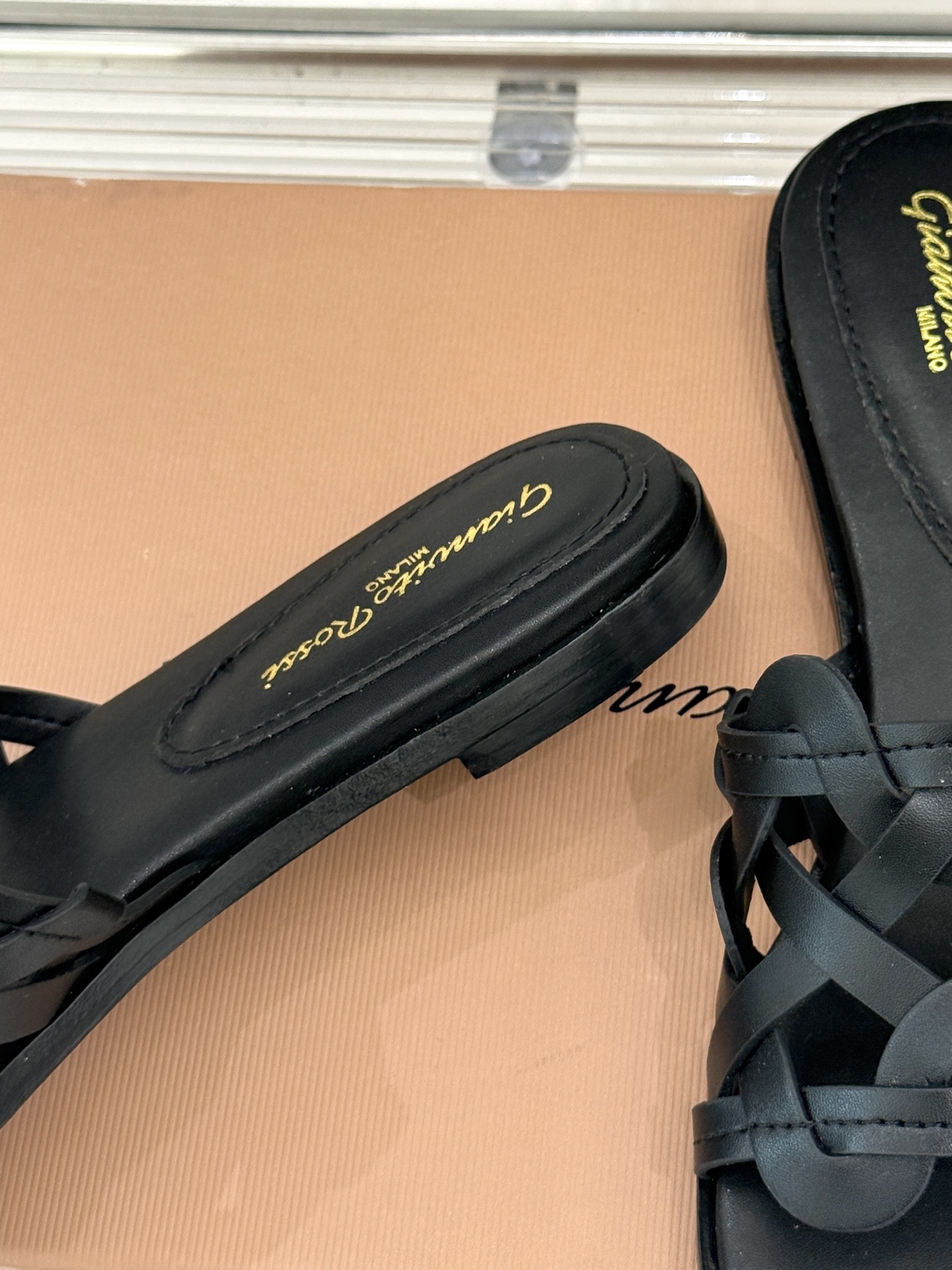 
GianvitoRossi/吉安维托罗西经典
复古绝美编制粗跟平底拖鞋
设计灵感源自夏日海滨的悠然风情