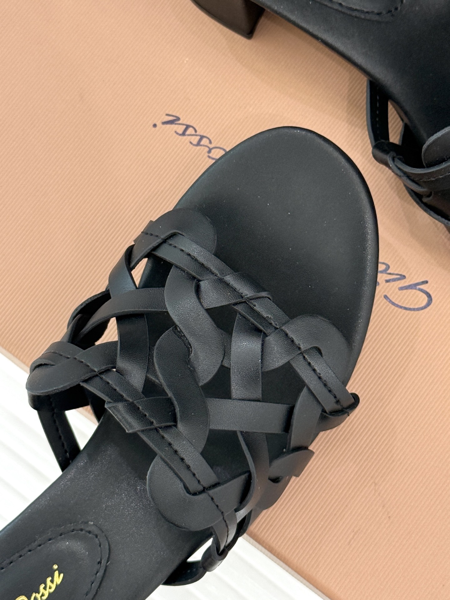 
GianvitoRossi/吉安维托罗西经典
复古绝美编制粗跟平底拖鞋
设计灵感源自夏日海滨的悠然风情